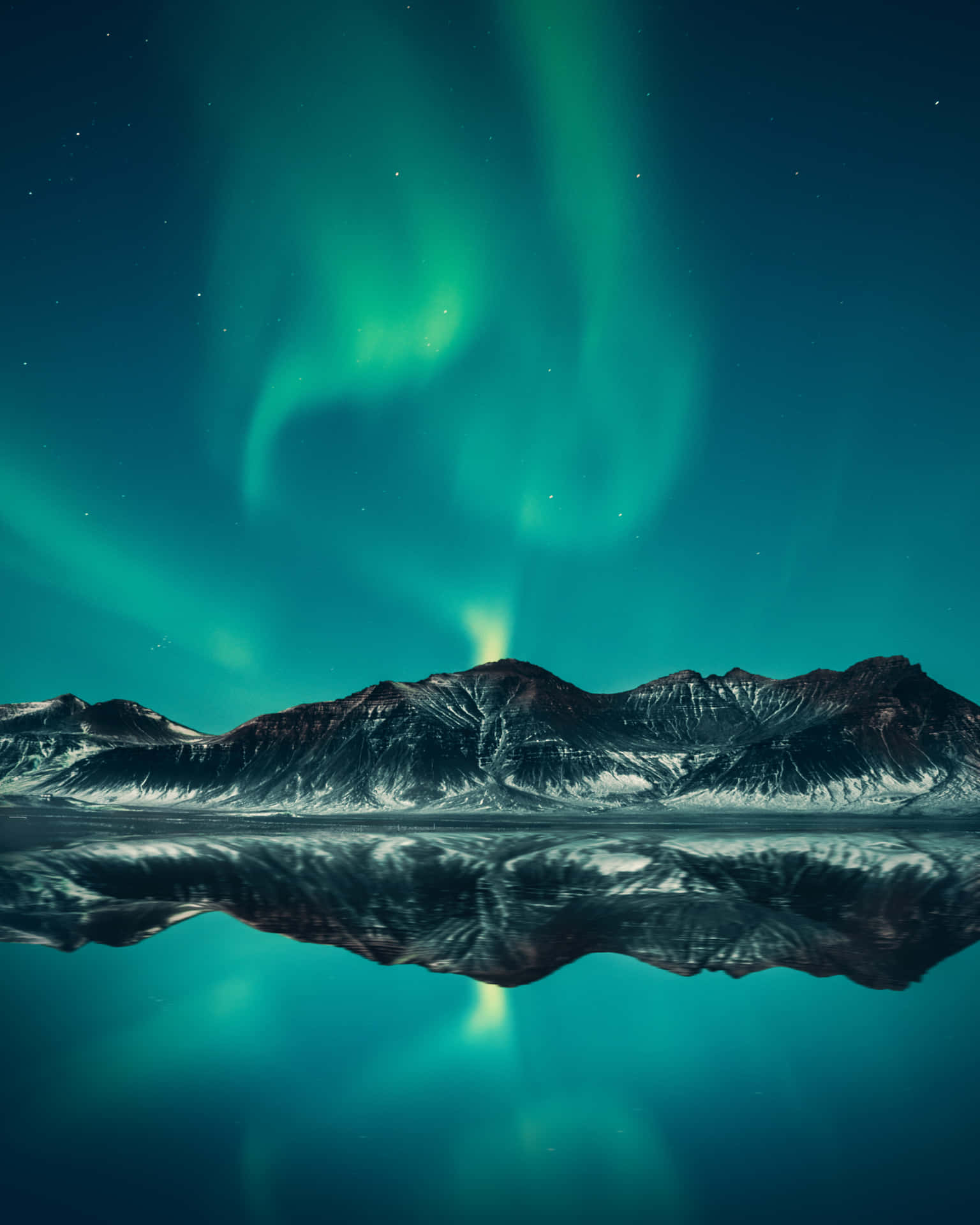 The Aurora Borealis Is Reflected In The Water Wallpaper