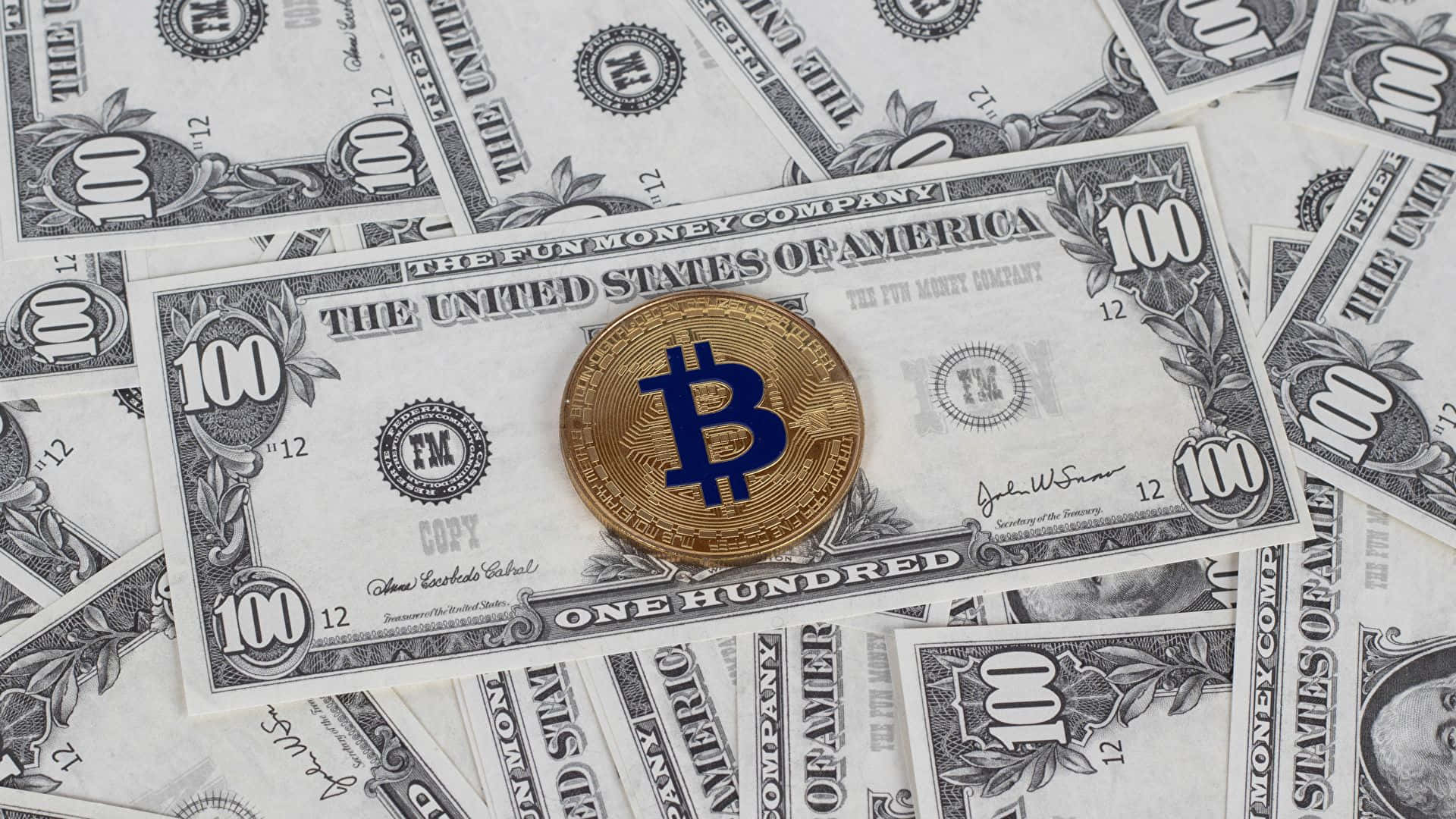 Bitcoin på en bunke af amerikanske dollars Wallpaper