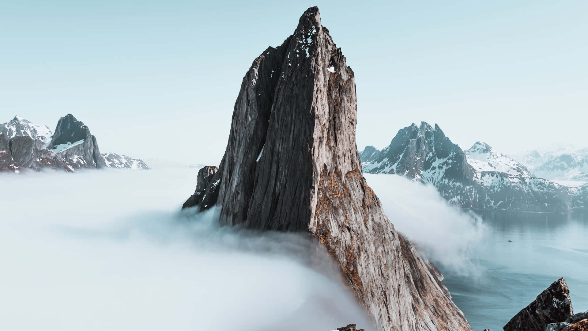 Einberg Mit Wolken Im Hintergrund