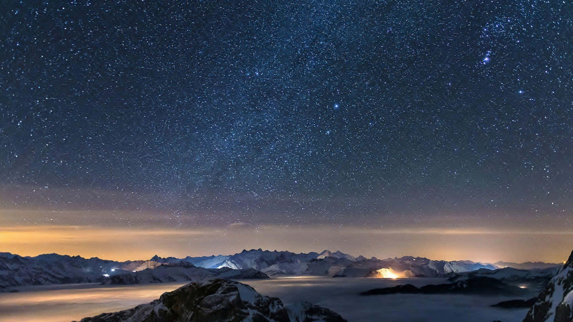 Einnachthimmel Mit Wolken Und Sternen Über Einem Berg.