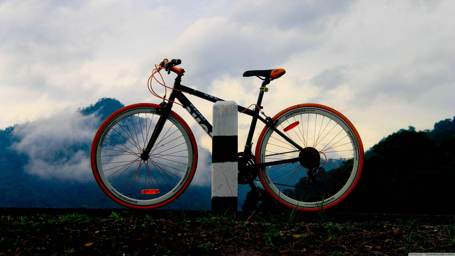 4k Cykel Foto I Bjerget Wallpaper