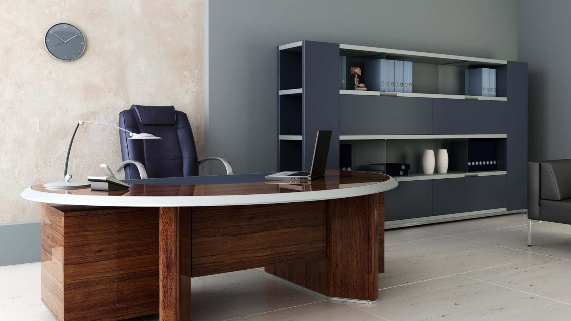 En moderne kontor med et skrivebord og en stol.