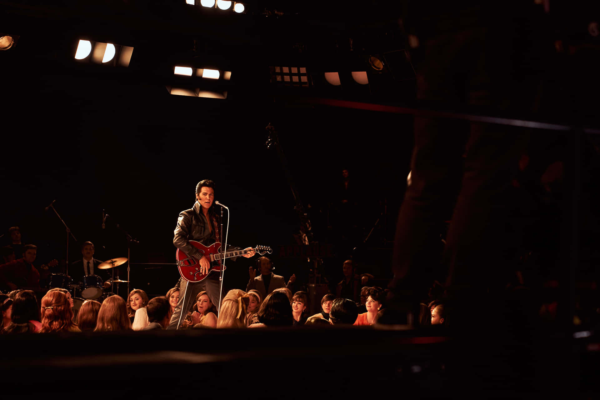 Elvis Presley Performs At The Cmt Awards Wallpaper