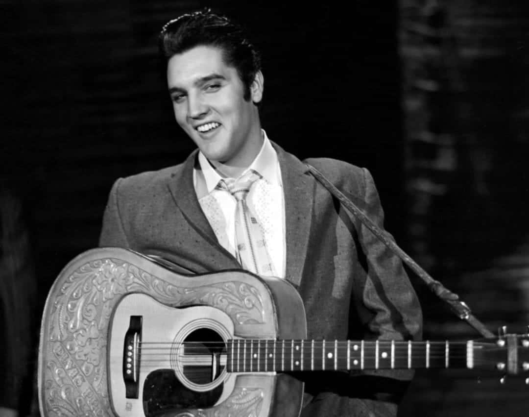 Elvis Presley holder en akustisk guitar. Wallpaper
