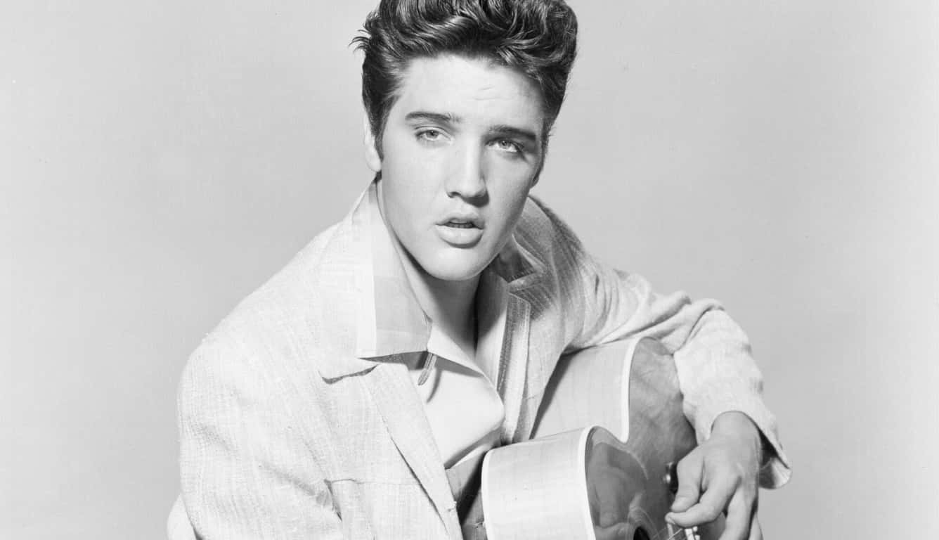 Einunverfälschtes Nahaufnahmebild Von Elvis Presley In Seiner Besten Zeit Wallpaper