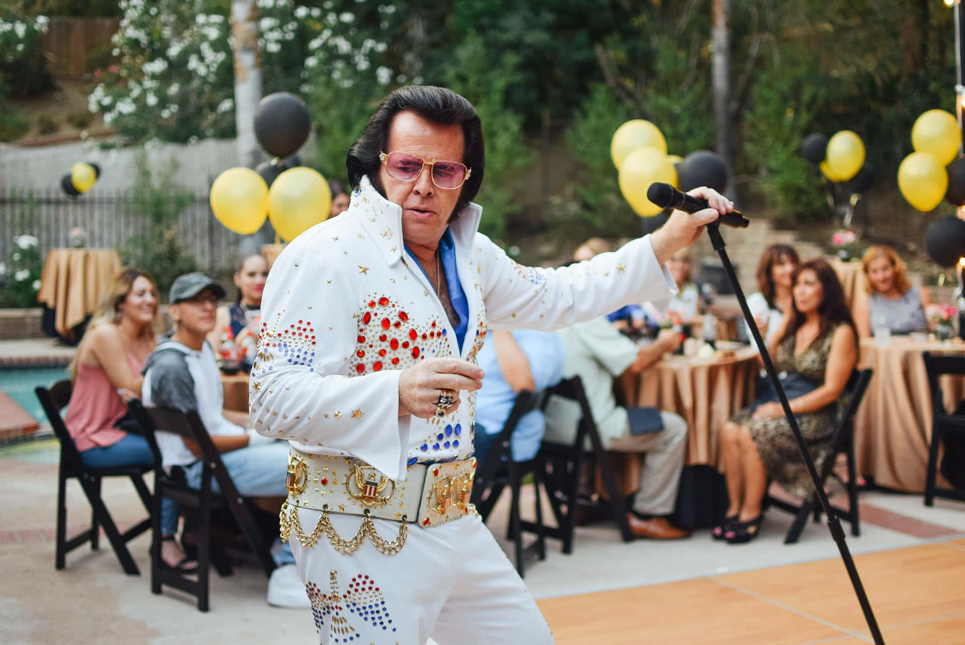 4k Elvis Impersonator At A Party Wallpaper