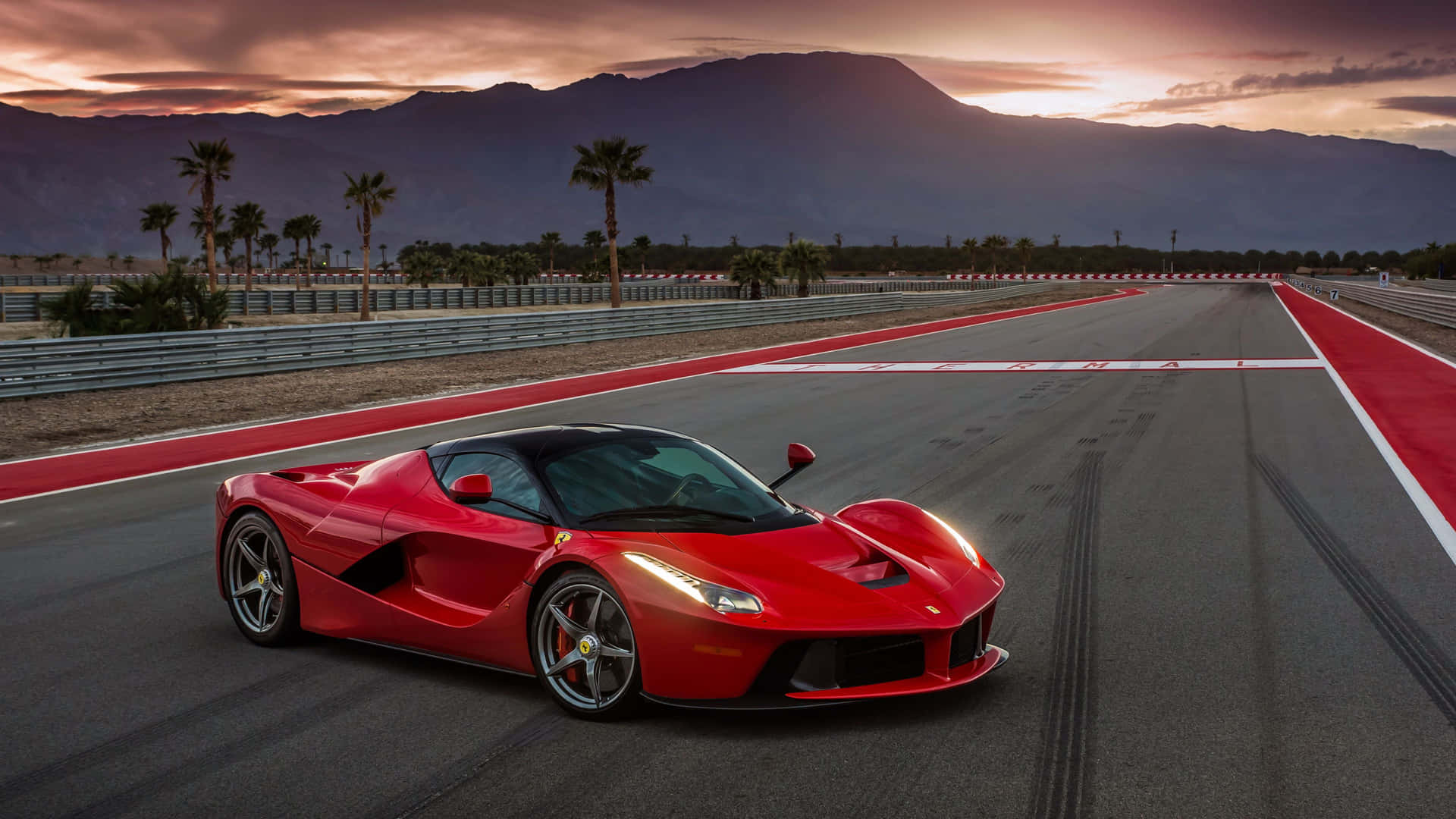 Køri Stil I En Luksuriøs Ferrari.