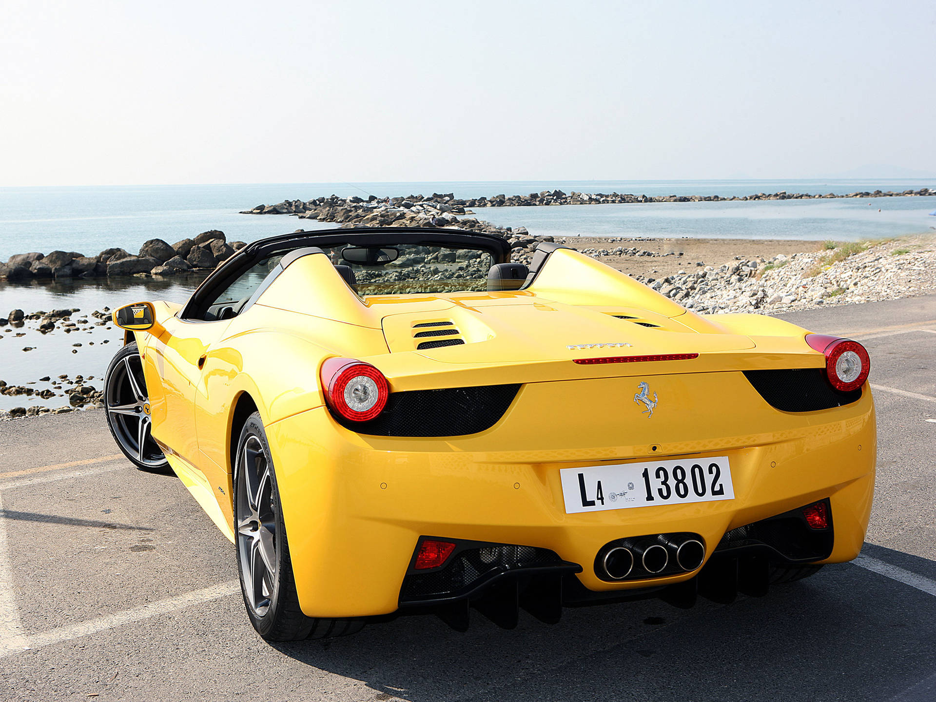4k Ferrari Giallo Vicino Alla Spiaggia Sfondo