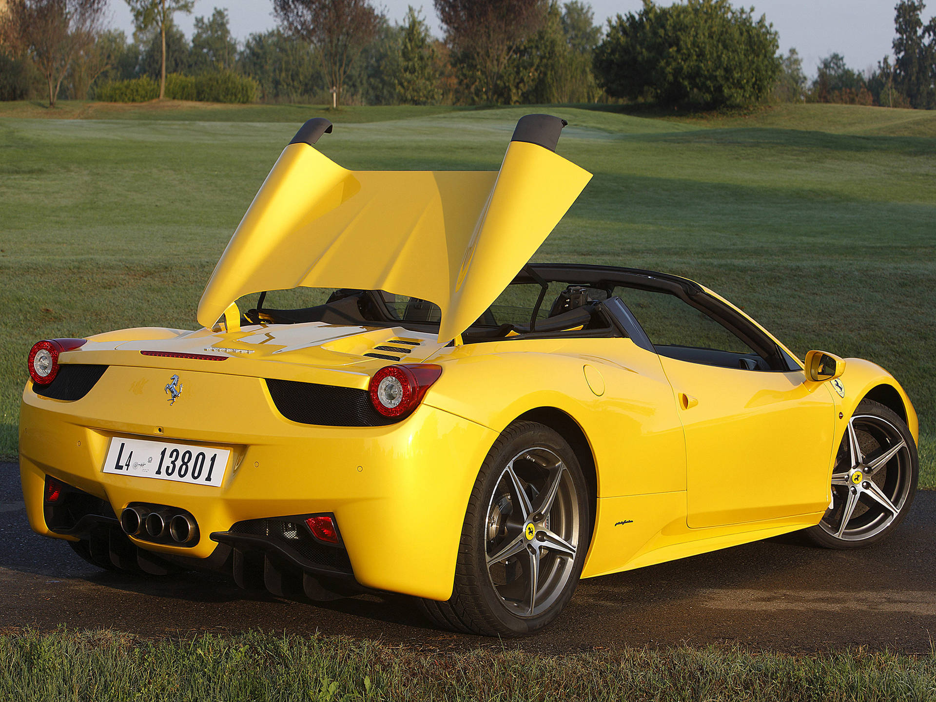 4k Ferrari Yellow Spider Open Top Sfondo