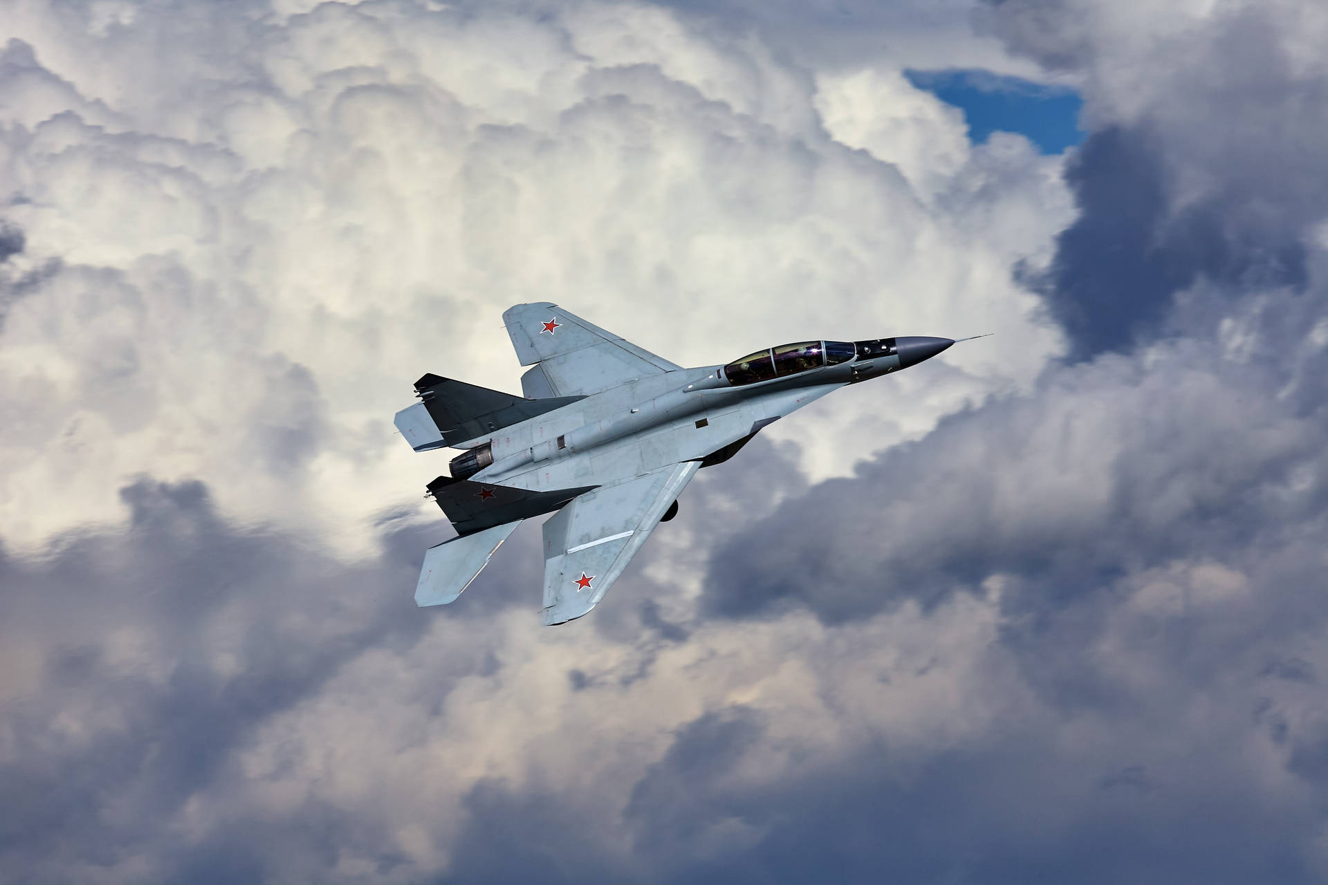 in the Sky: 4k Fighter Flyvemaskiner Skyer Flyver i Himlen Wallpaper