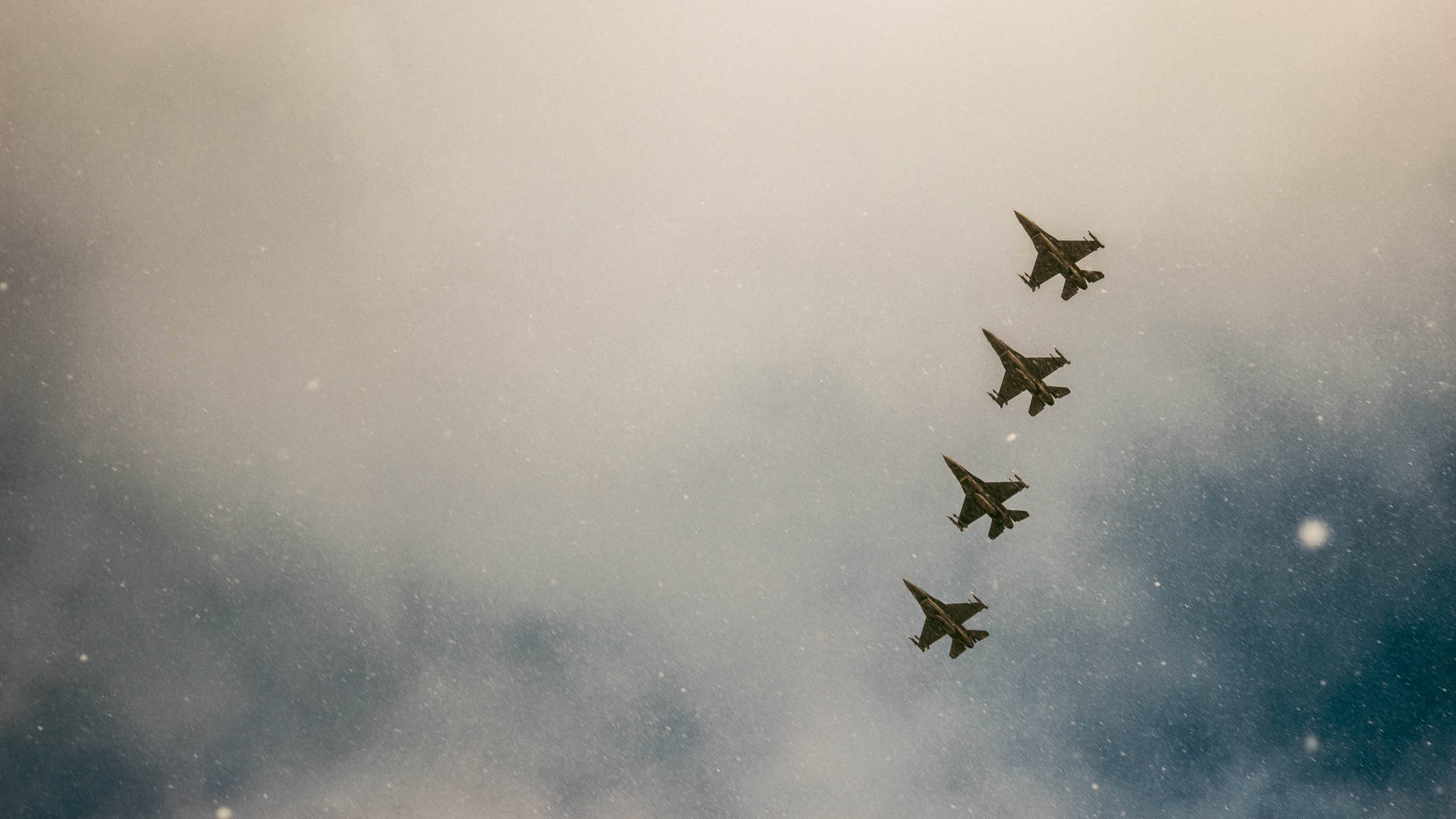 Einegruppe Von Kampfjets Fliegt Am Himmel. Wallpaper