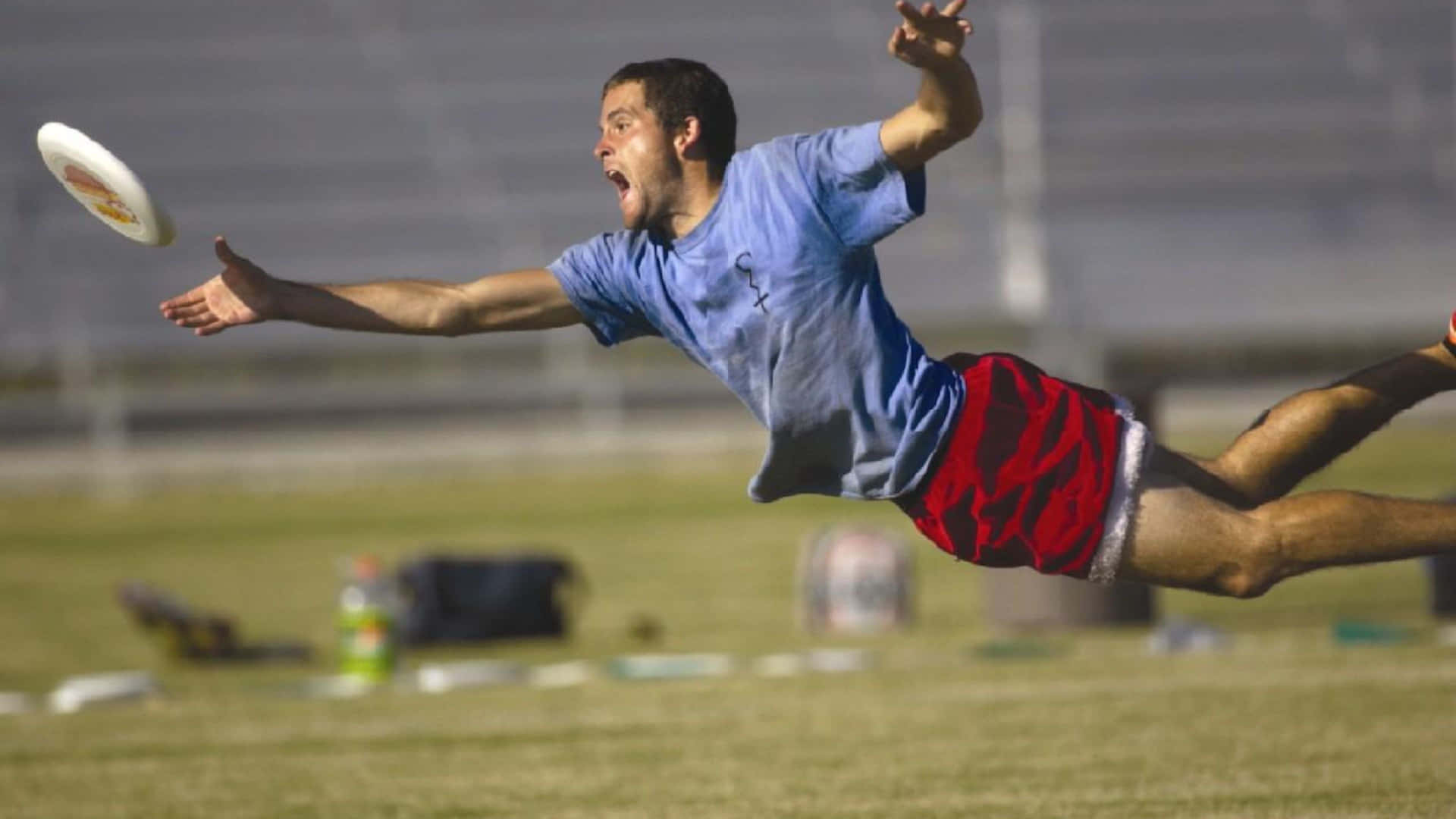Immaginedi Giocatori Professionisti Di Ultimate Frisbee Che Si Divertono In Una Partita Intensa.