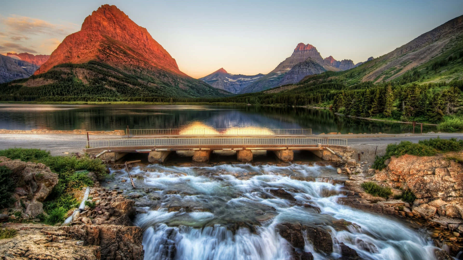 Upea Vuoristomaisema Auringonlaskussa 4k Hdr Taustakuva