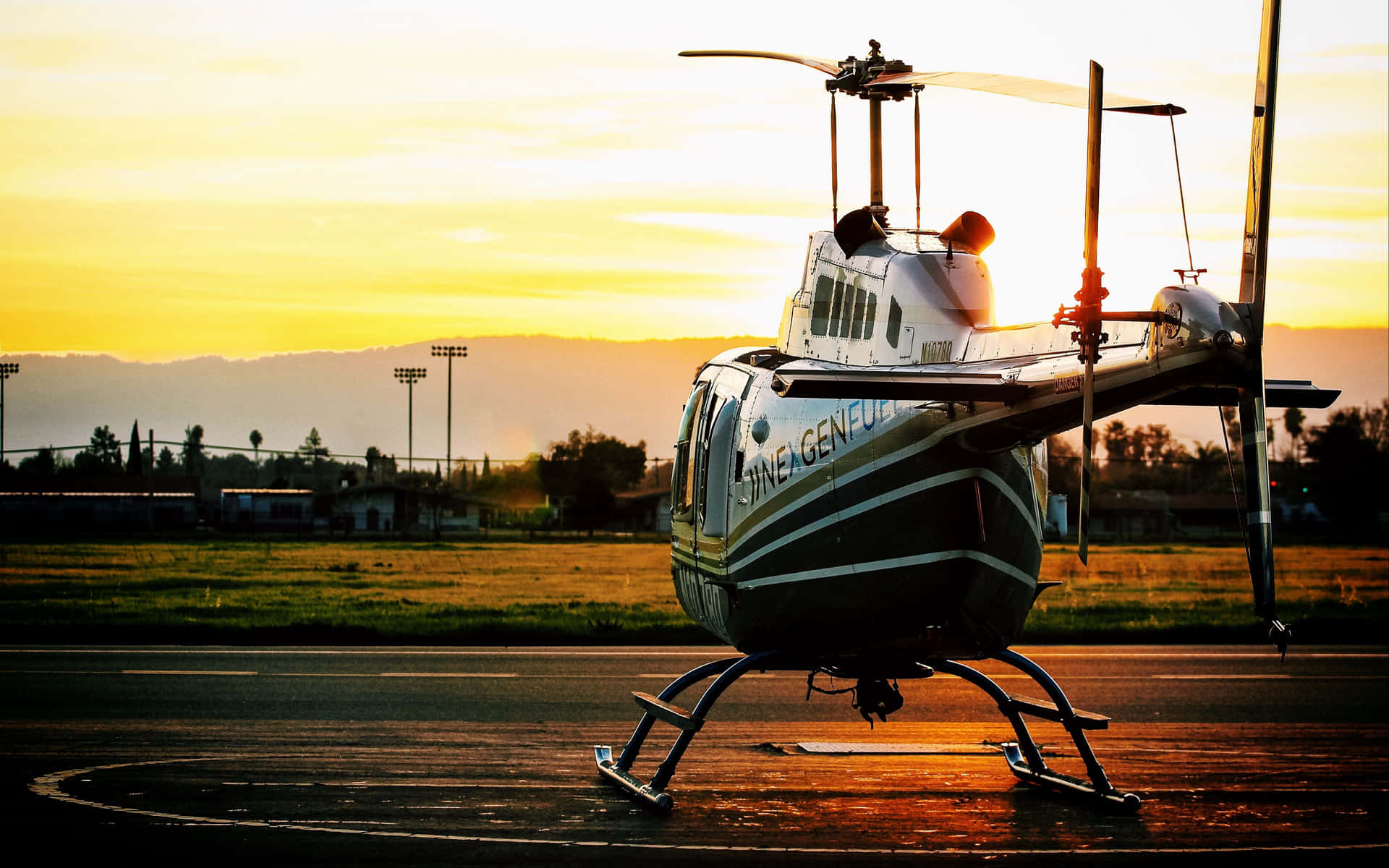 Einatemberaubendes Abenteuer Erwartet Sie Mit 4k-helikoptern.
