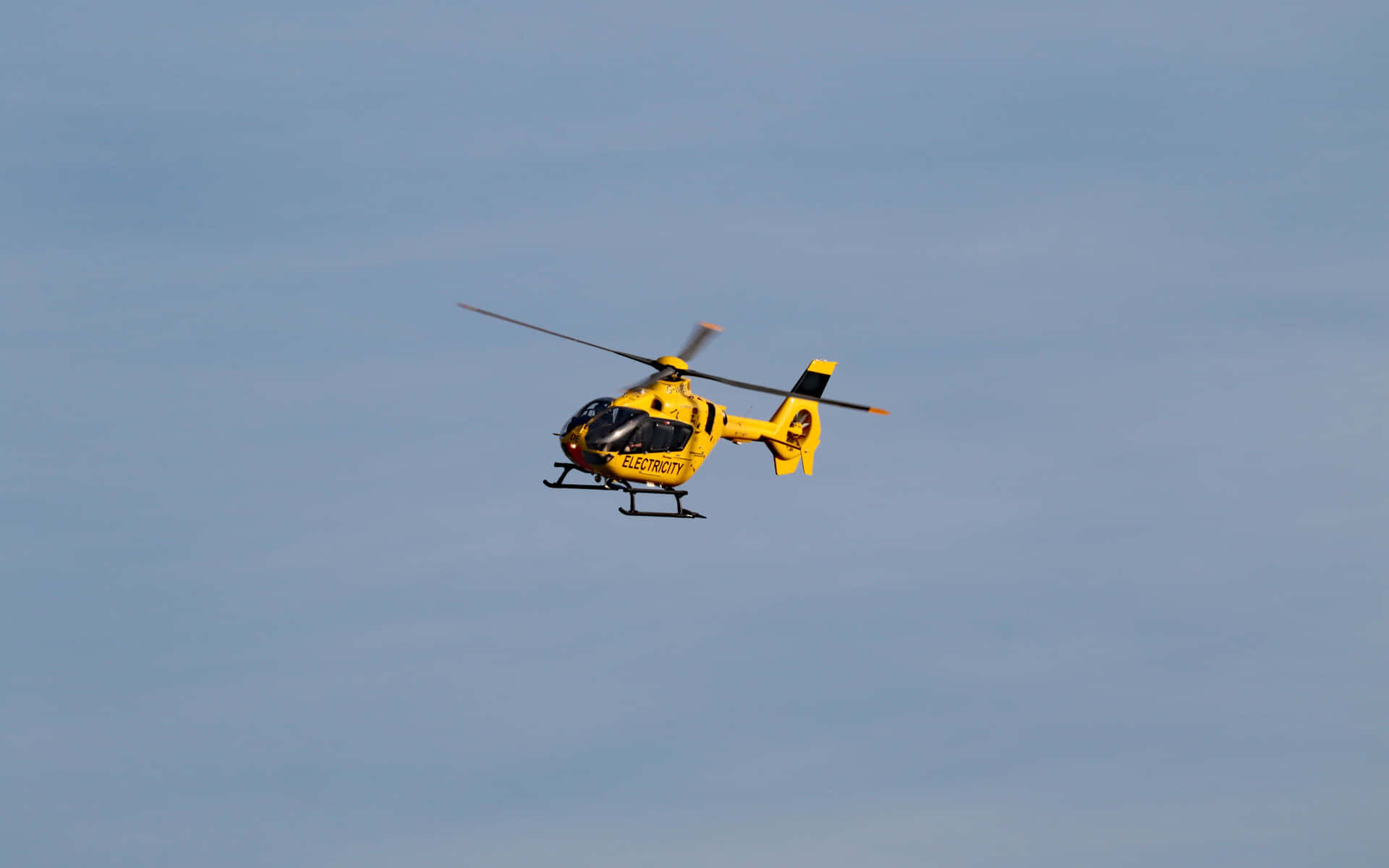 Flygvyav 4k-helikoptrar På Himlen.