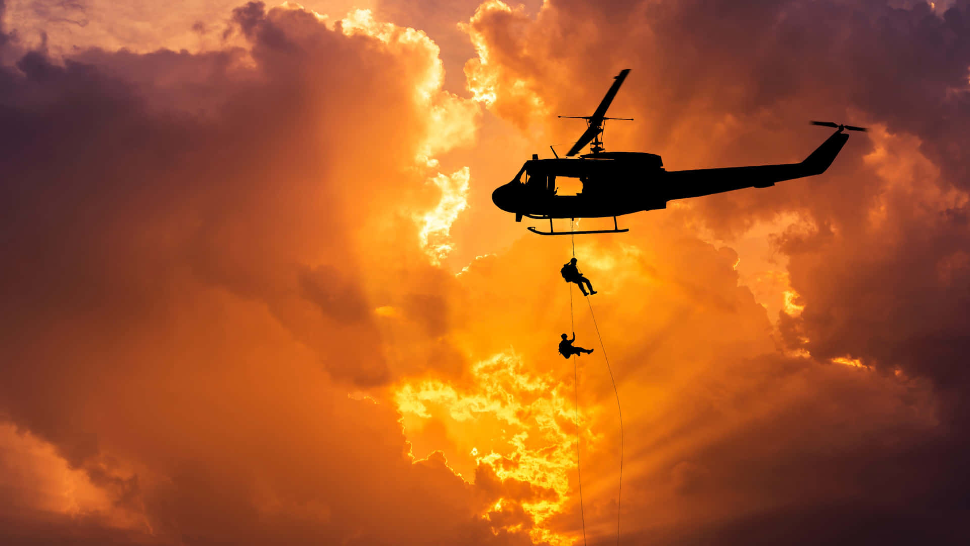 En slående luftfoto med et 4K helikopter, der letter til vejrs.