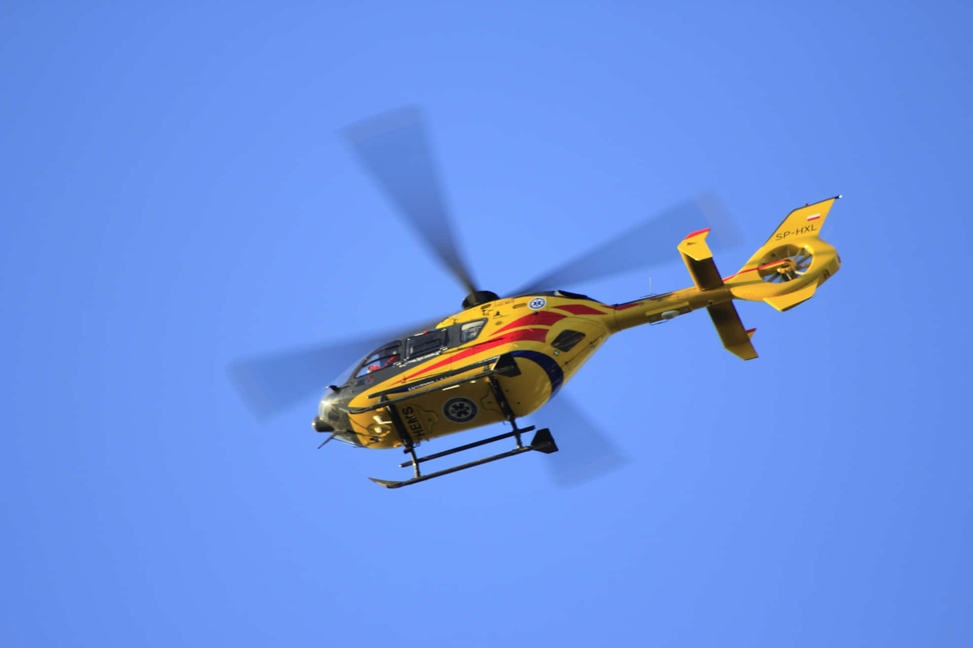 Umhelicóptero Amarelo E Preto Voando No Céu