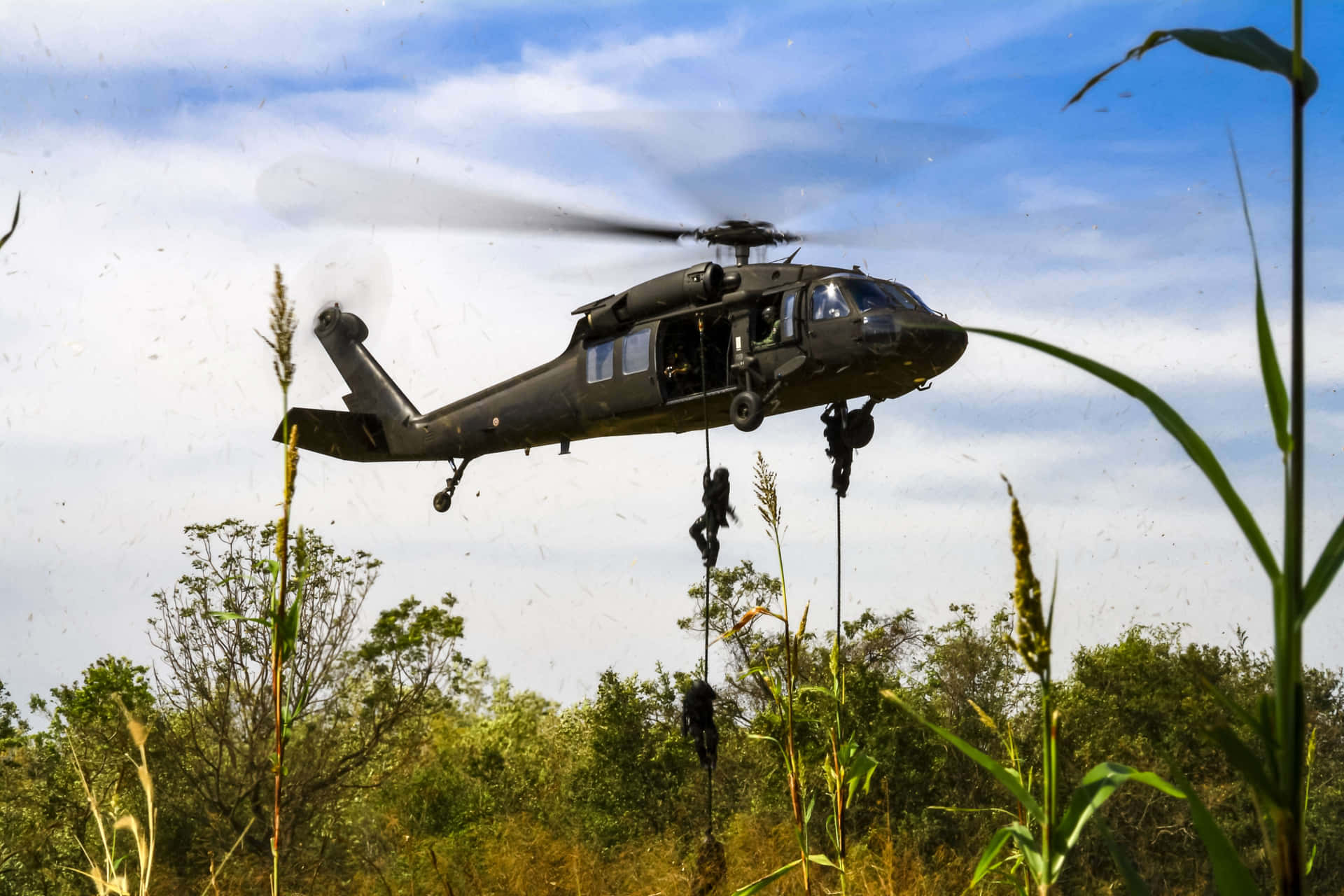 Erkundensie Die Welt In Atemberaubender 4k-qualität Mit Einem Helikopter.