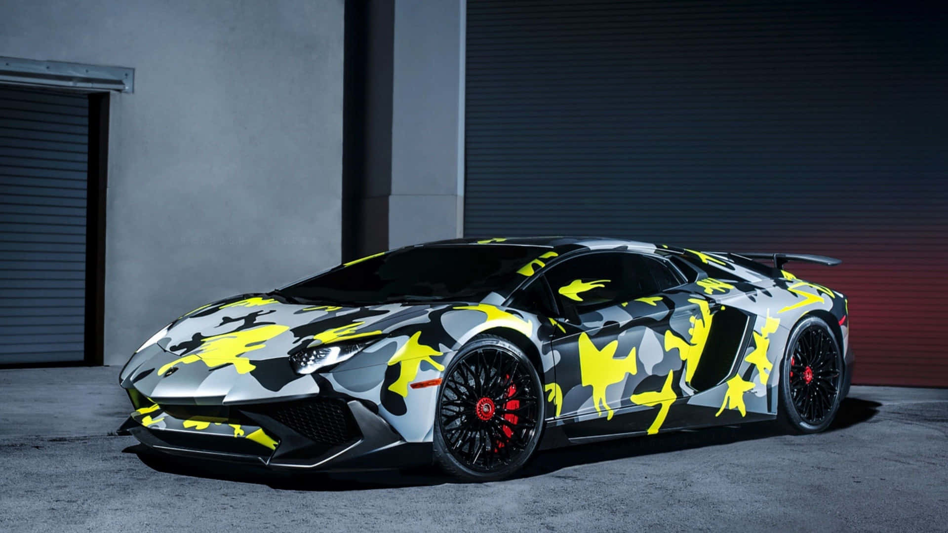 Enkamouflerad Lamborghini Sportbil Är Parkerad Framför Ett Garage.