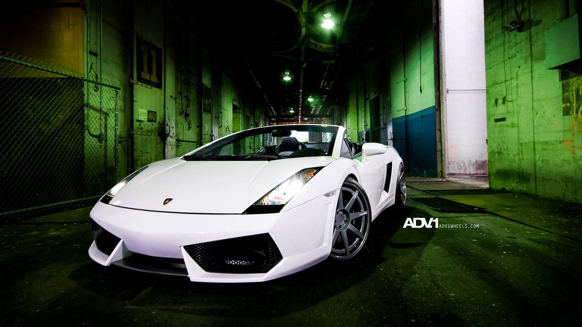 4K Lamborghini Gallardo Spyder Bianco Monocerus siddende på en pastelfarvet baggrund Wallpaper