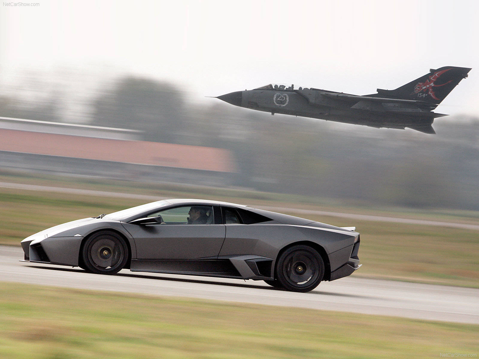 4k Lamborghini Che Corre Con Un Jet Sfondo