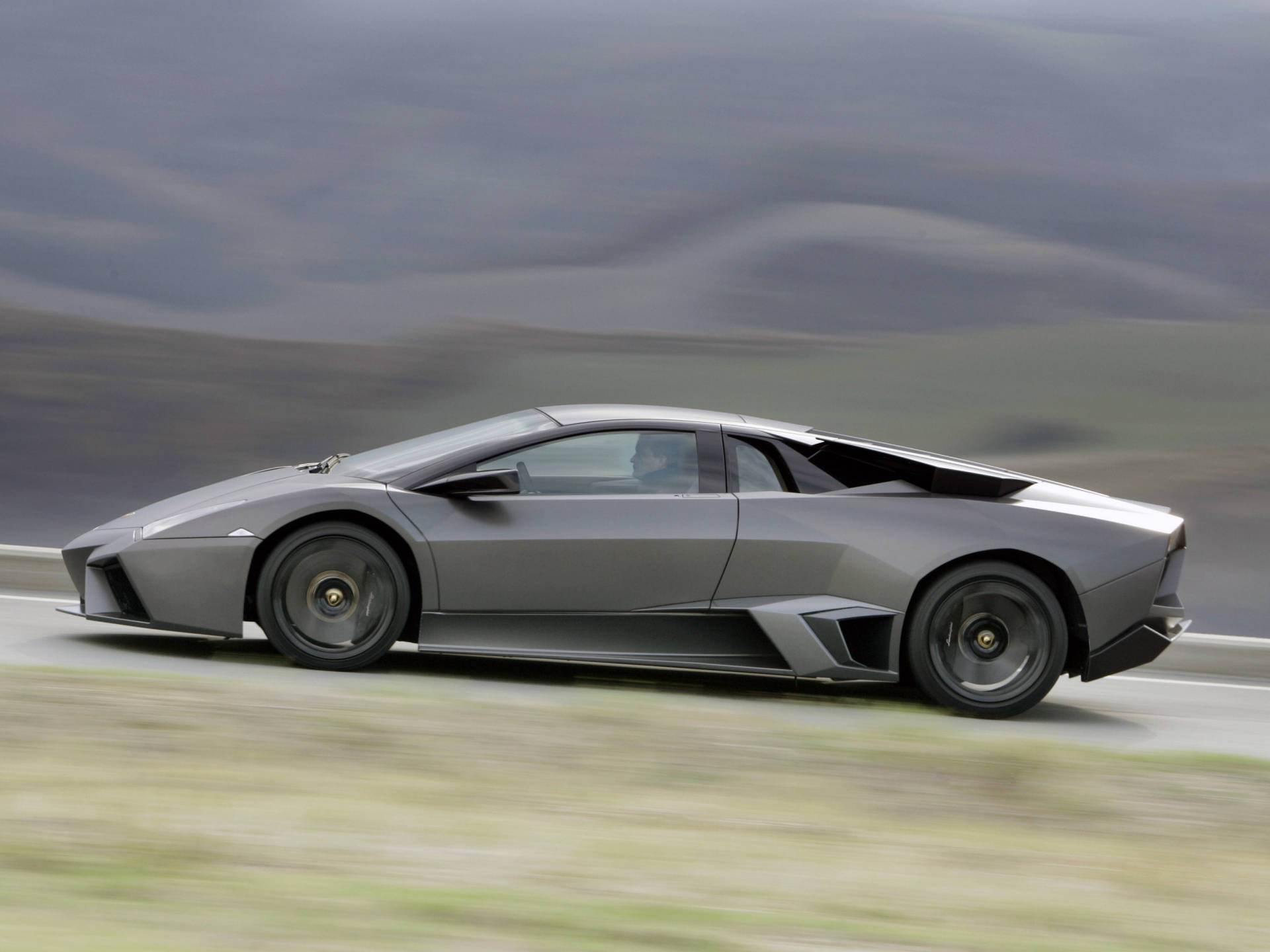 4K Lamborghini Reventon kører hurtigt helt tæt på Wallpaper