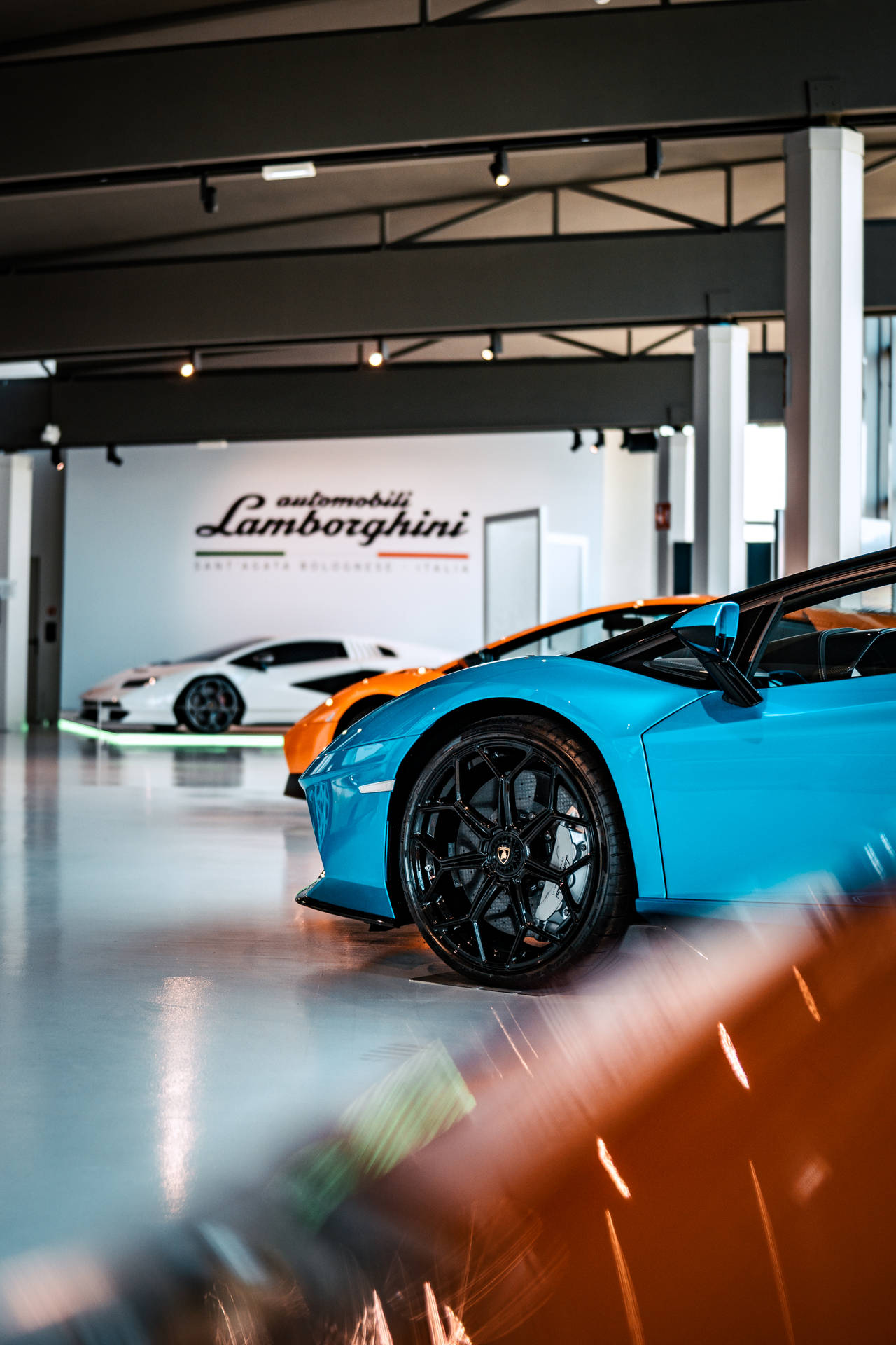 4k Lamborghini showroom tapet: Åbn scenen til denne Lamborghini showroom med dette 4K tapet. Wallpaper