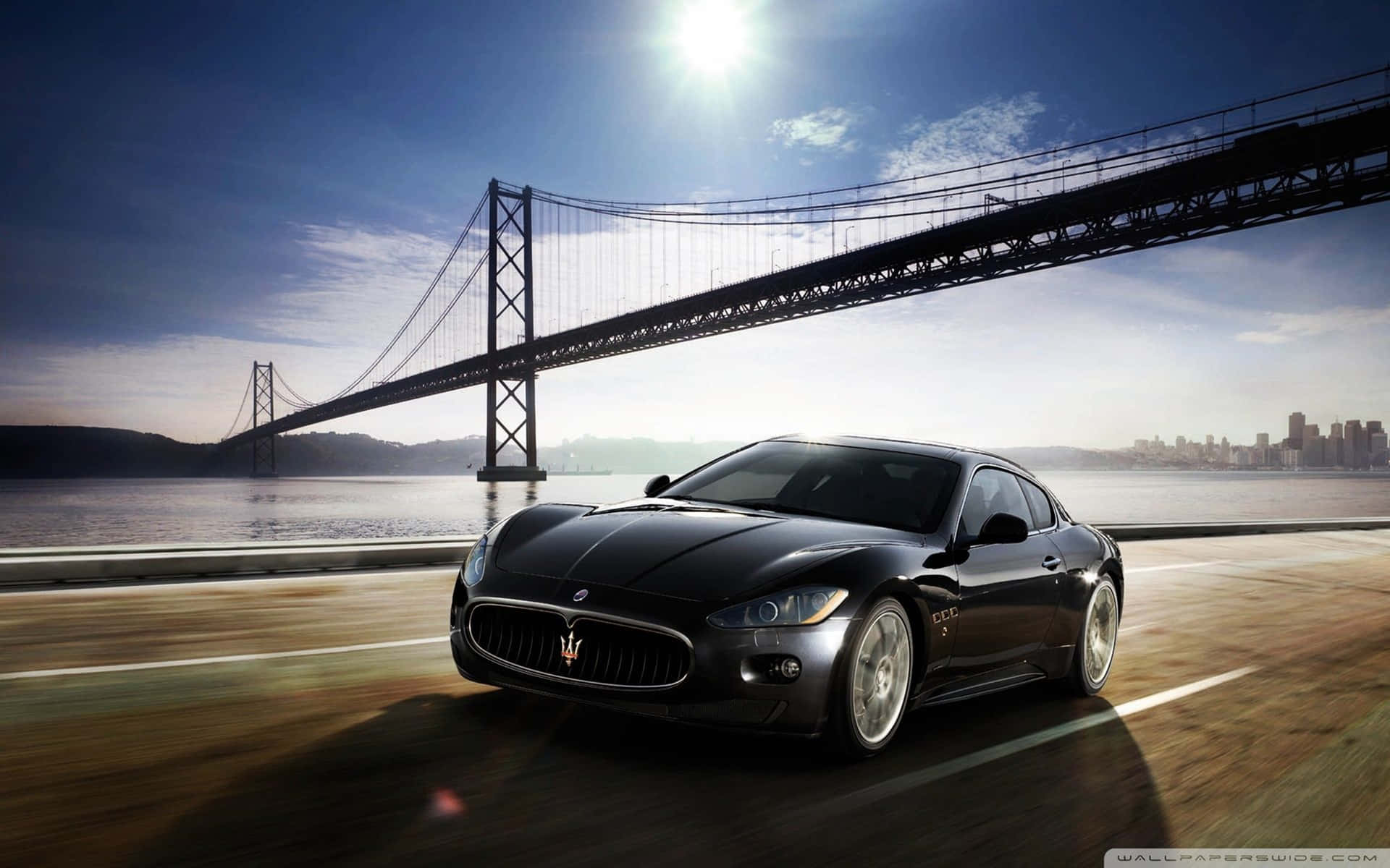 Correa Toda Velocidad Por Las Carreteras Mojadas Con El Maserati 4k. Fondo de pantalla