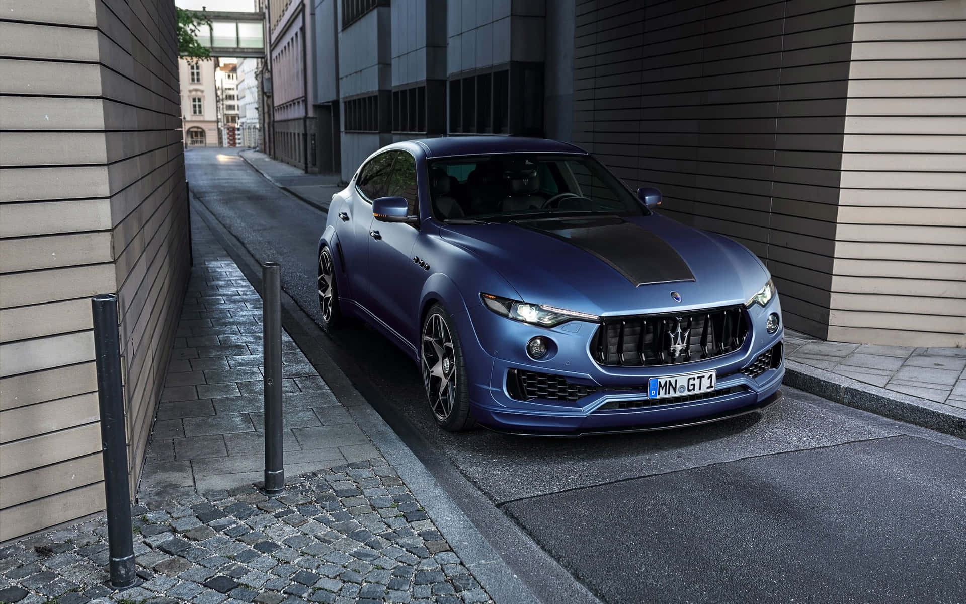 Maseratiin Der Gasse 4k Wallpaper
