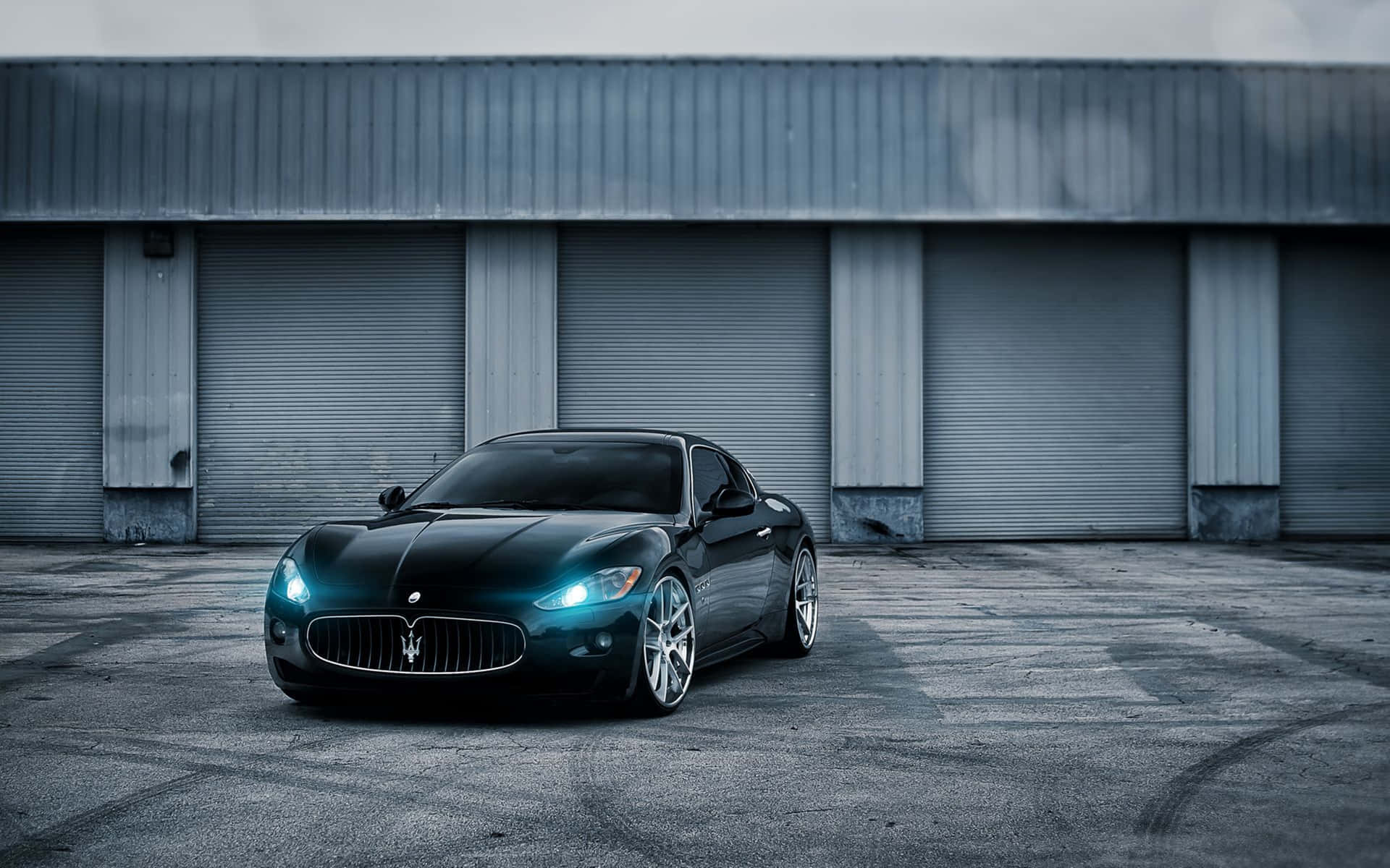 Maseratinegro Con Faro De Neón En 4k. Fondo de pantalla