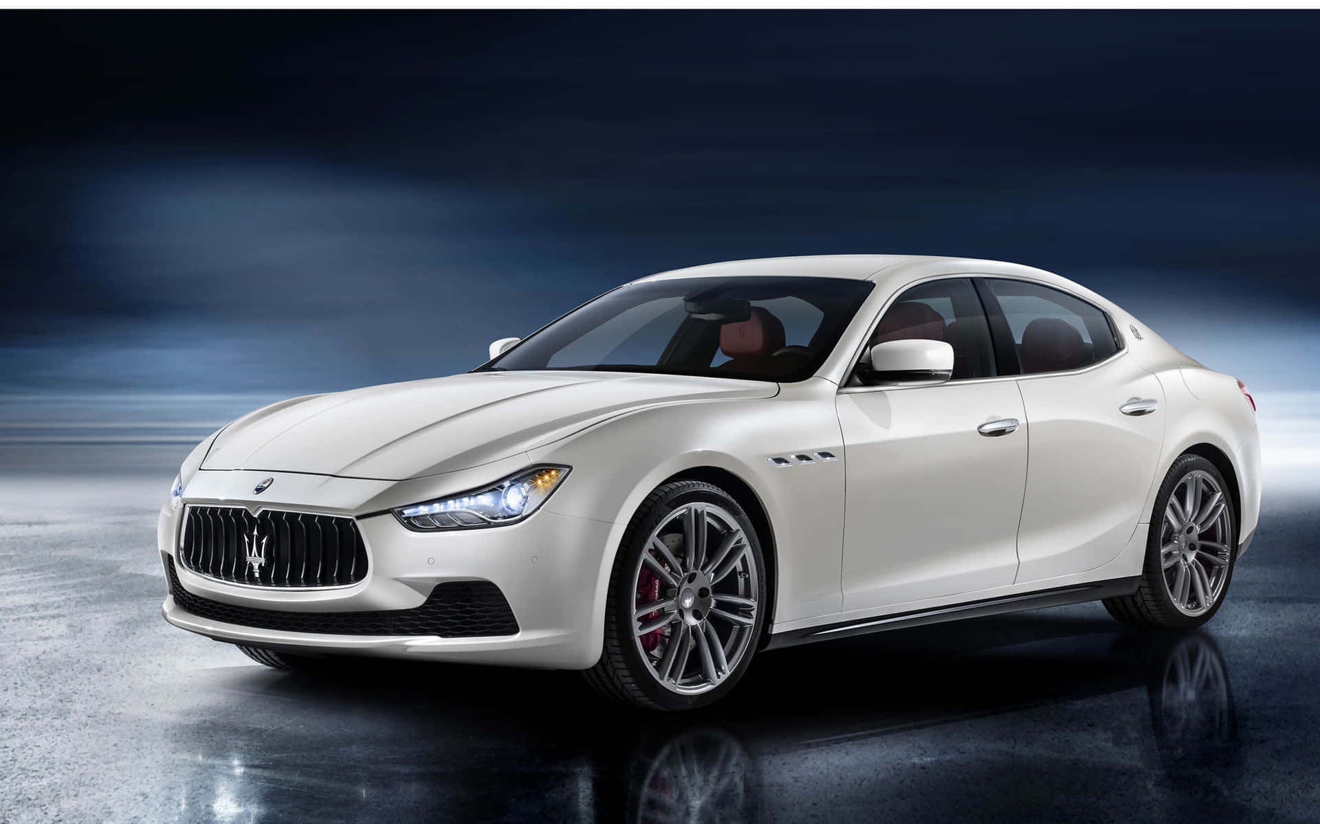 Føl kraften af en Maserati, når den suser forbi Wallpaper