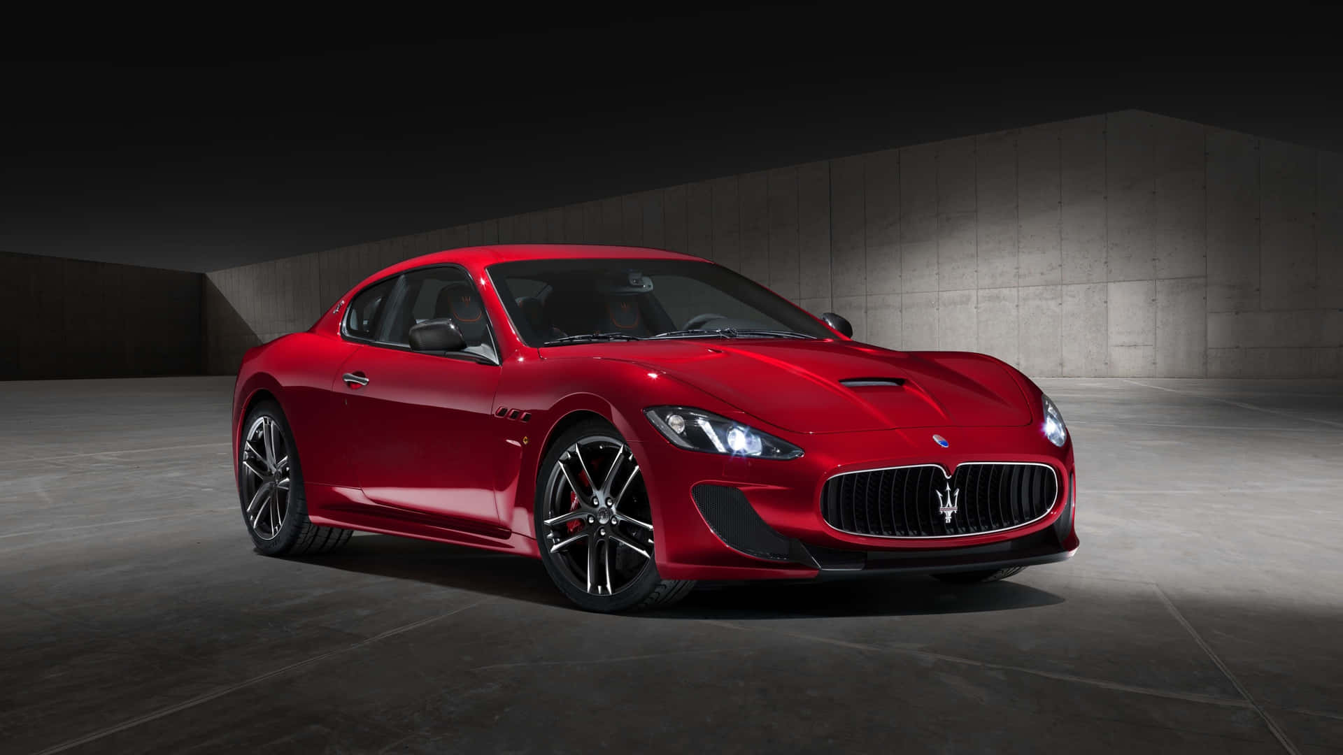 Vibrantevehículo De Alto Rendimiento Maserati Azul Fondo de pantalla