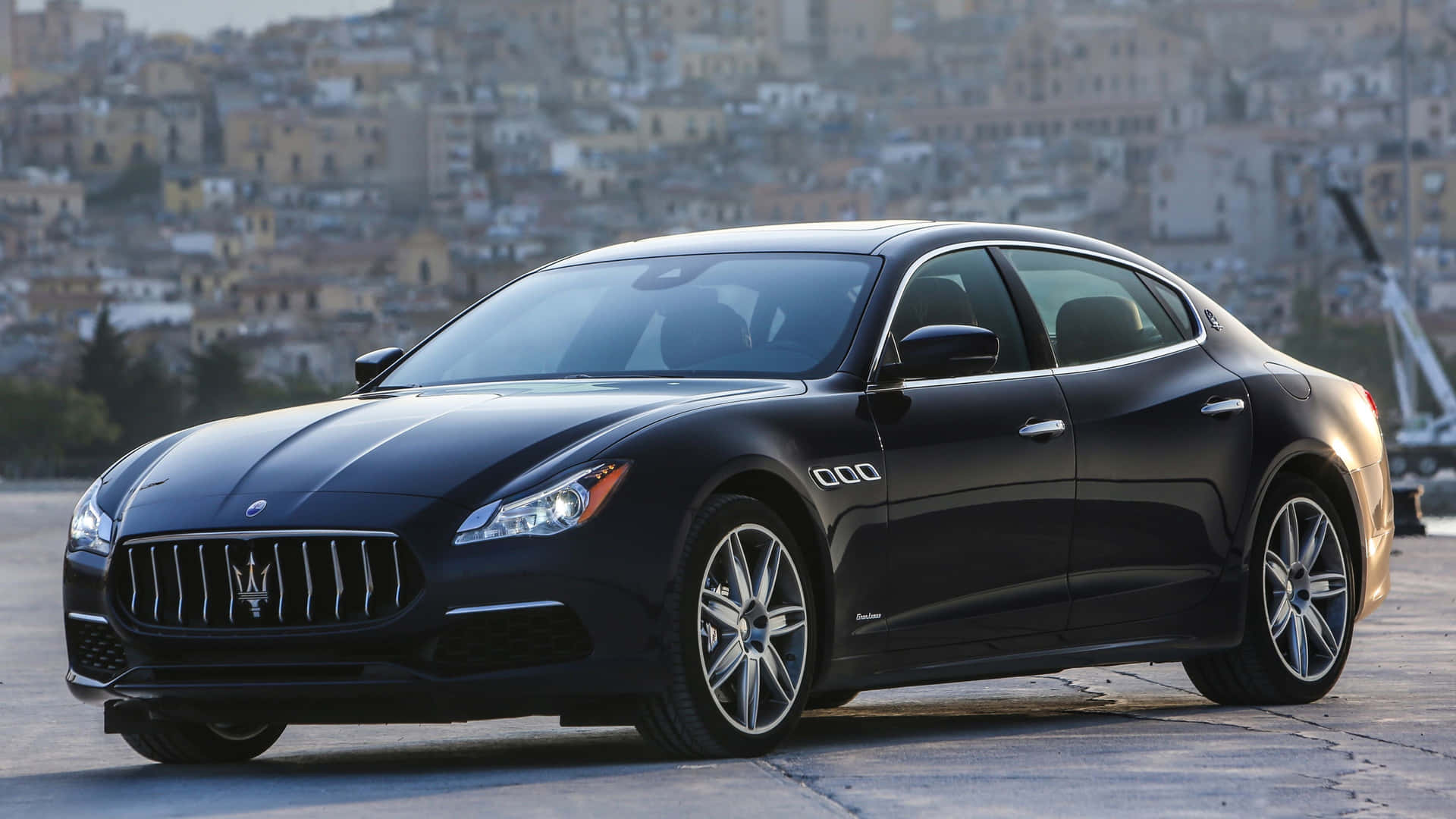 Erlebensie Die Kraft Eines Maserati Wallpaper
