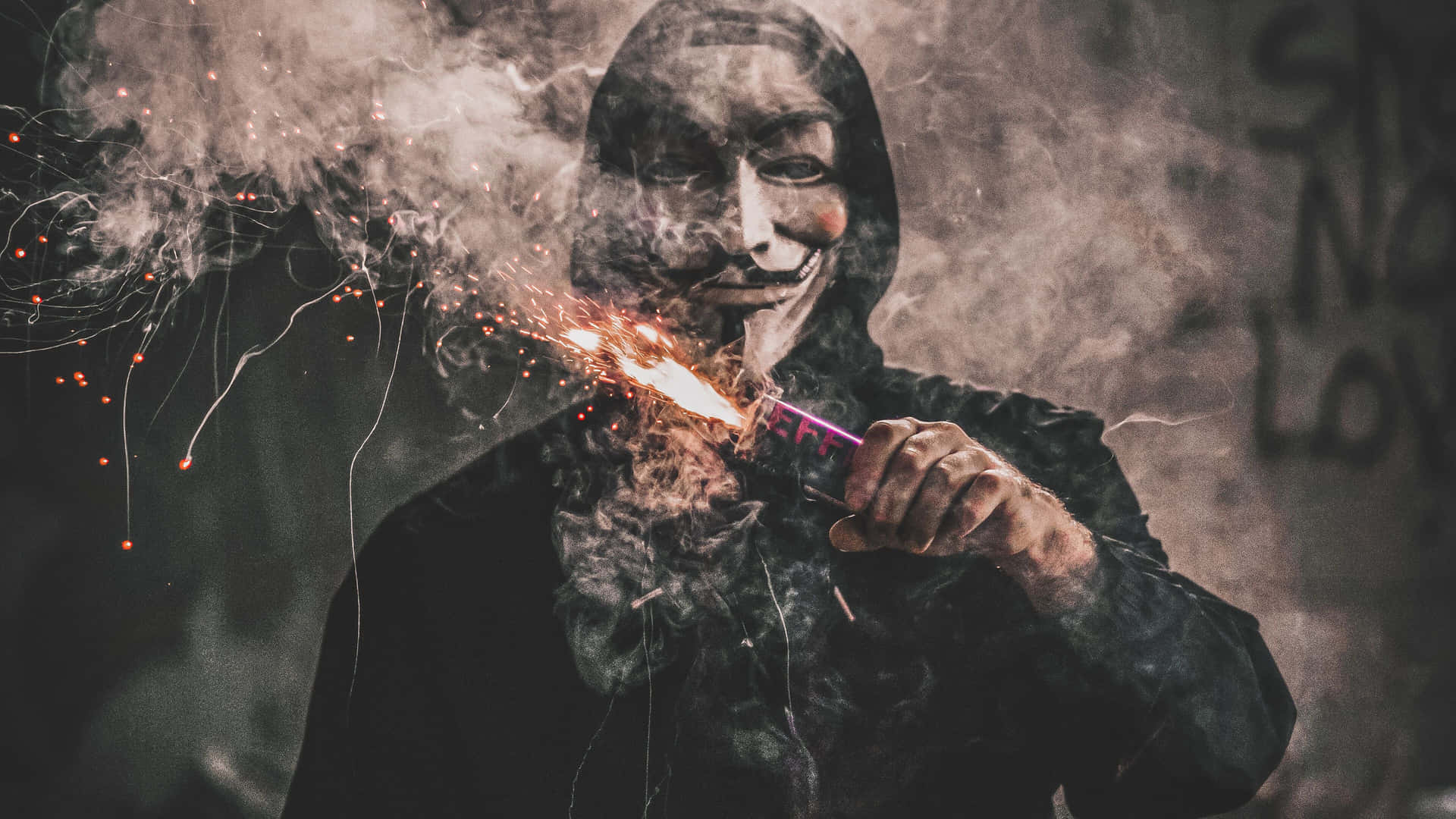 4K maskeret anonym mand med røggranat bombe Wallpaper