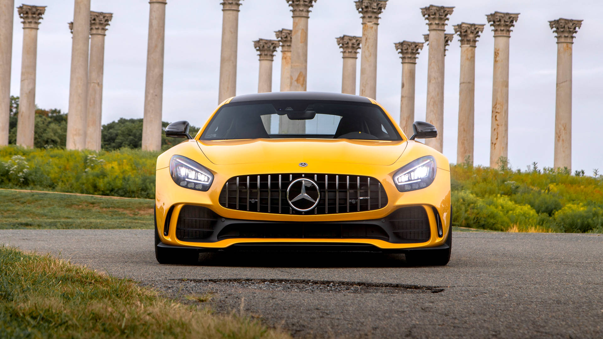 4k Mercedes Yellow With Concrete Post