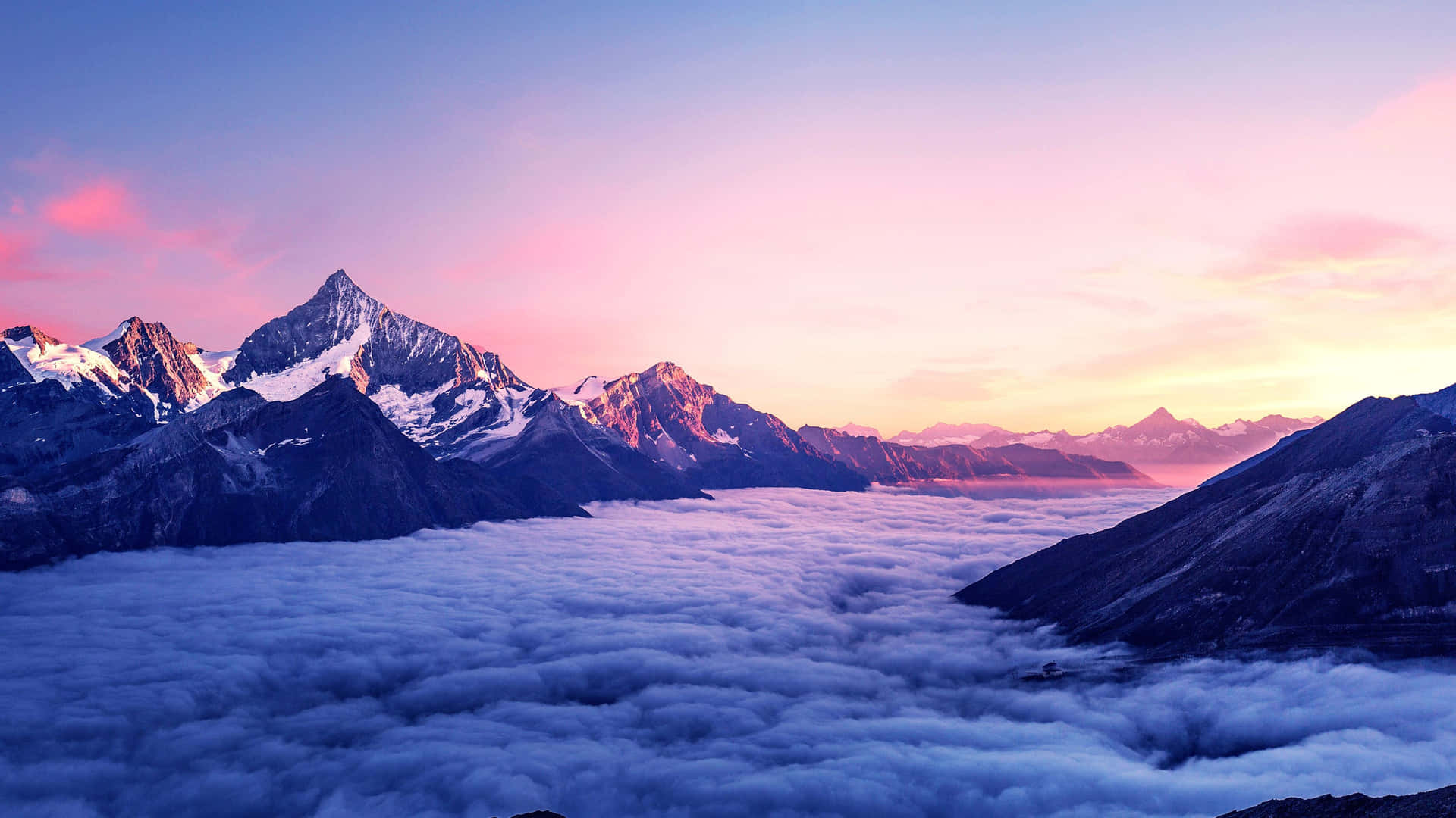 Tag og nyd skønheden fra toppen af 4k-bjerg Wallpaper