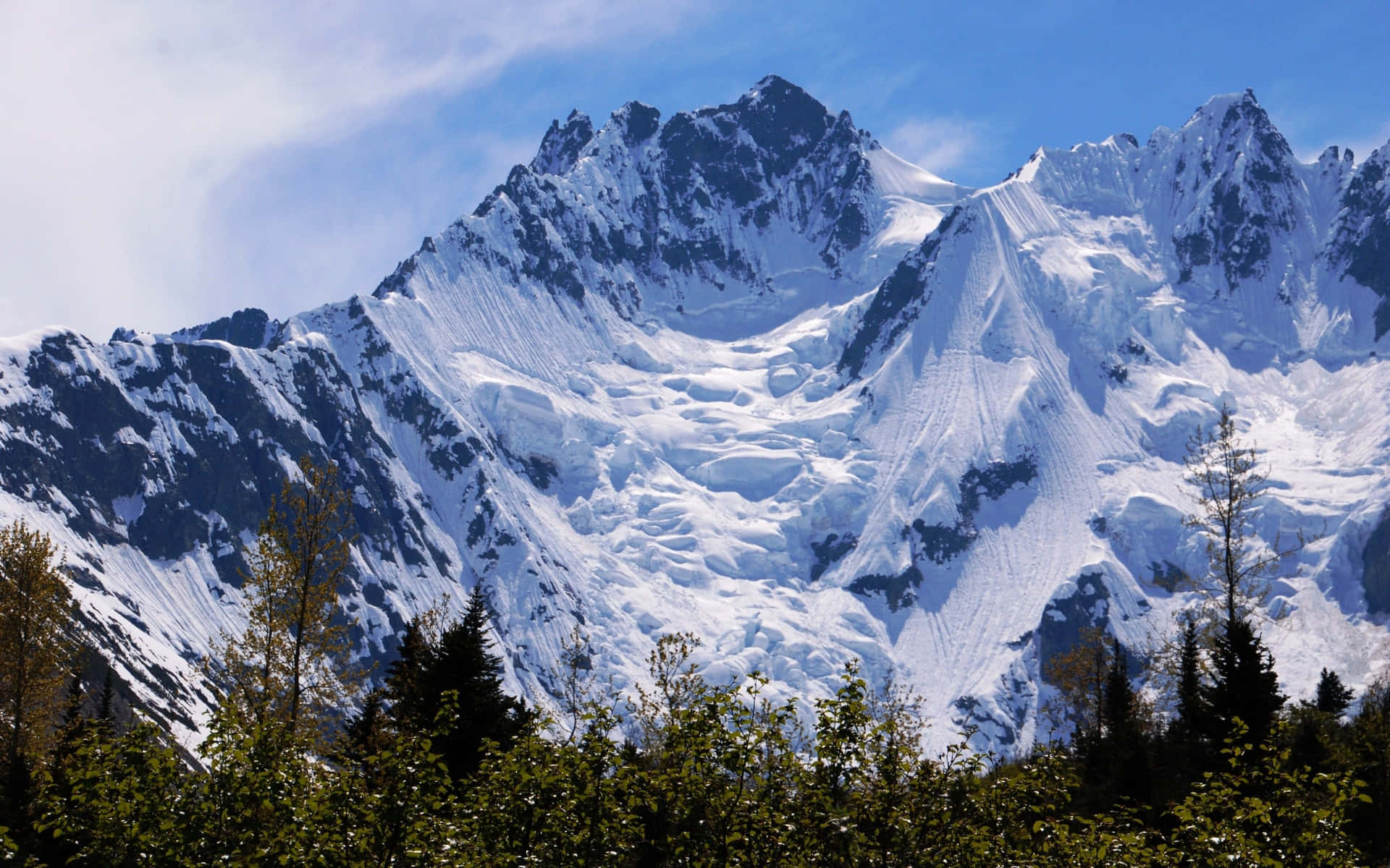 Labelleza De La Naturaleza: Una Vista De Montañas Cubiertas De Nieve Fondo de pantalla