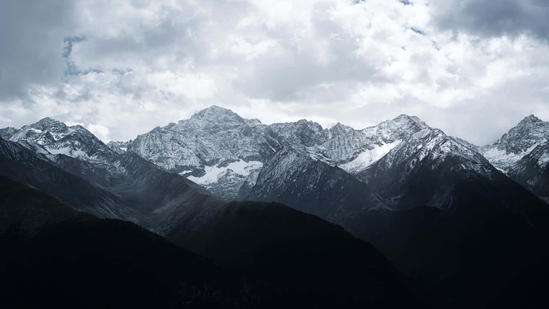 Experience the beauty of the 4K Mountain Range