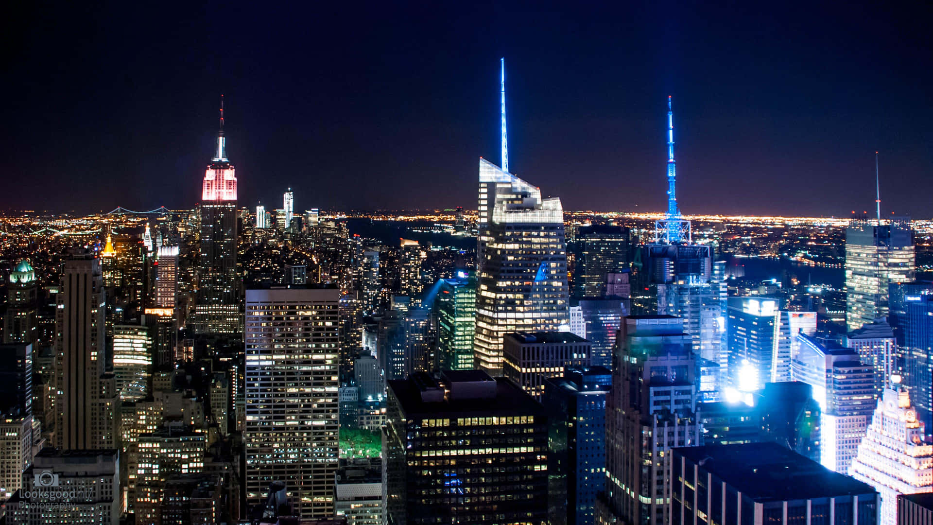 En forbløffende udsigt over den ikoniske New York City skyline om natten. Wallpaper