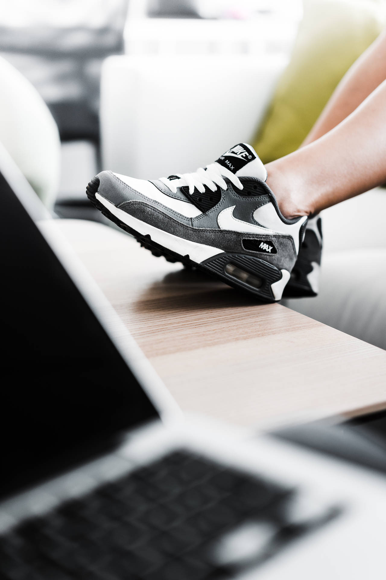 Zapatonegro Nike En Una Mesa En Calidad 4k. Fondo de pantalla