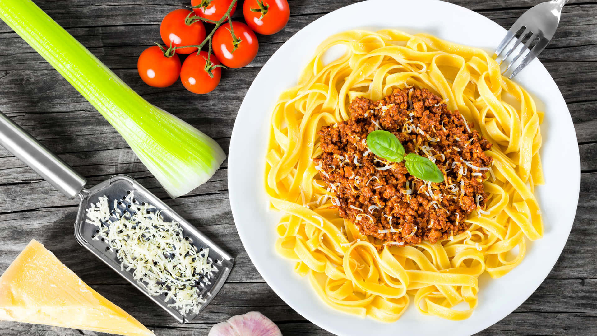 Unpiatto Di Spaghetti Con Carne, Pomodori E Formaggio