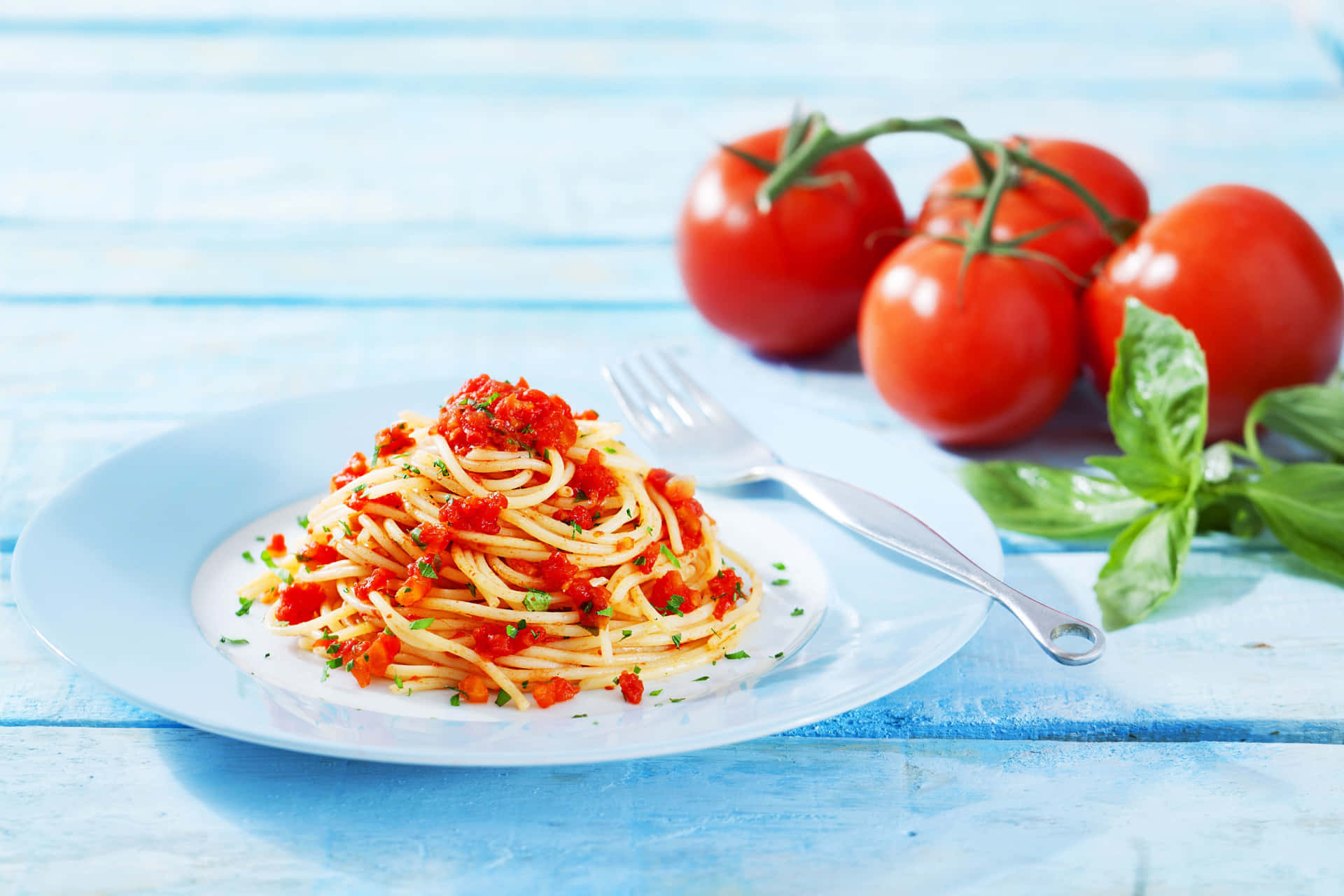 Bildpå En Utsökt 4k-pasta Med Röda Paprikor, Tomater Och Lök.