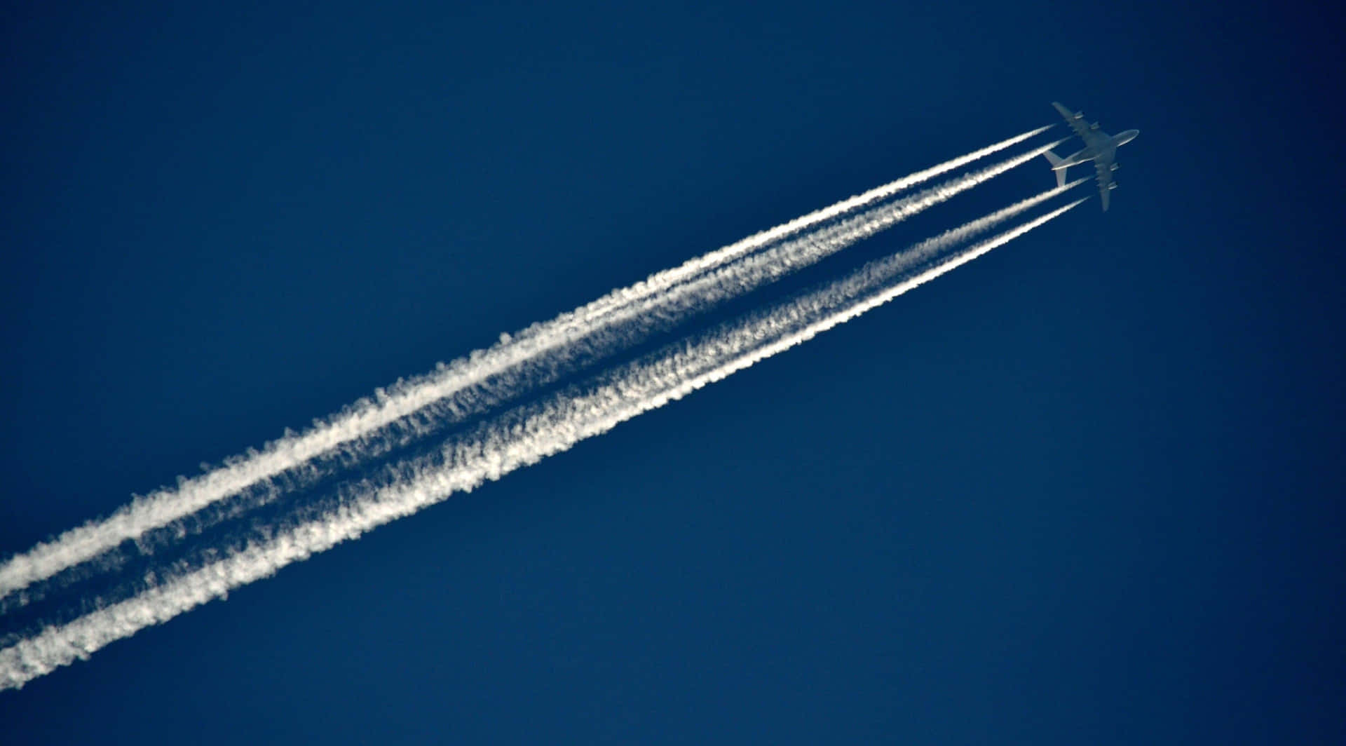 Virtuel flyvning: Oplev 4K fly, der svæver hen over blå himler Wallpaper