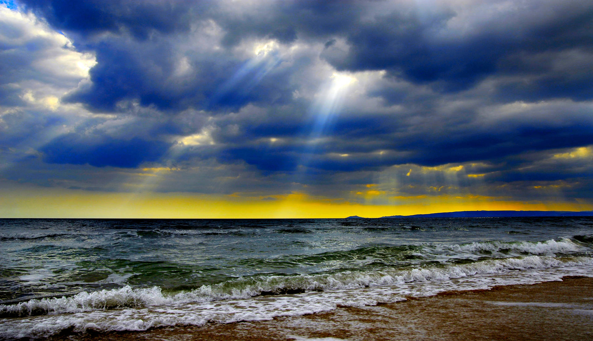 Fondode Pantalla De 4k Con El Cielo Y El Sol Brillando Sobre El Océano. Fondo de pantalla