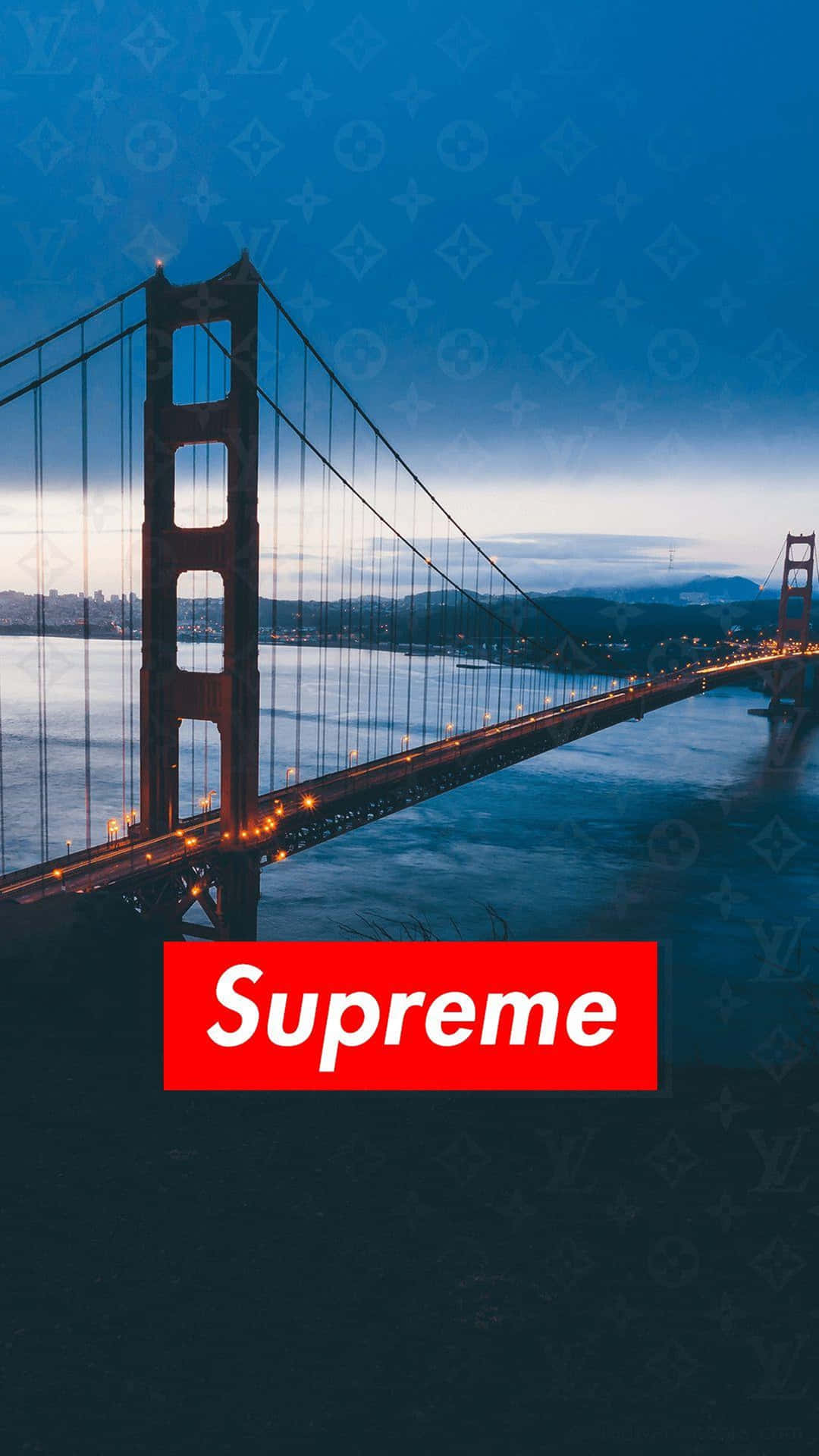 4K Supreme Golden Gate Bridge ved nat skaber en himmelsk glød. Wallpaper