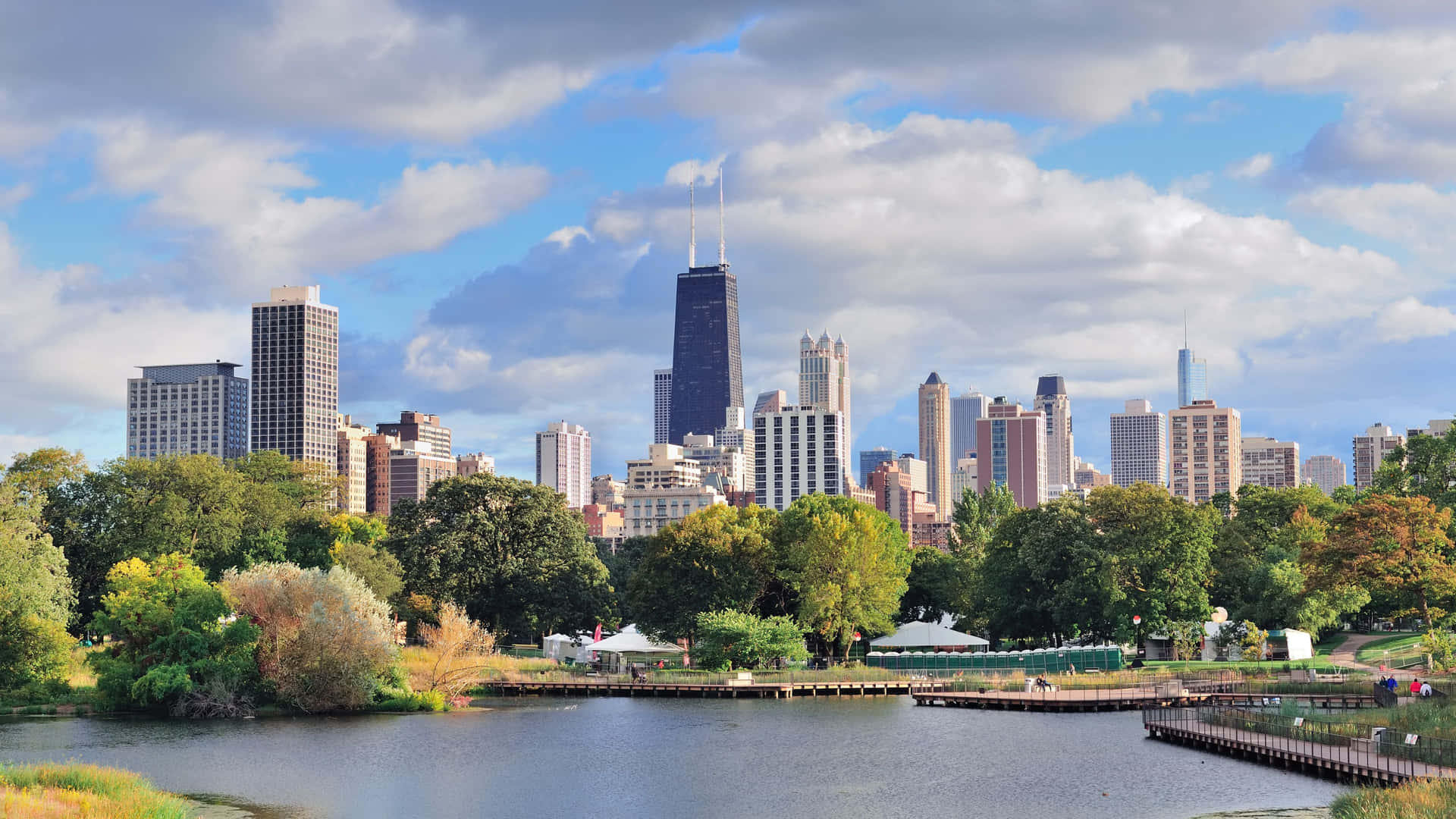 Skyline af Chicago med en sø og træer Wallpaper