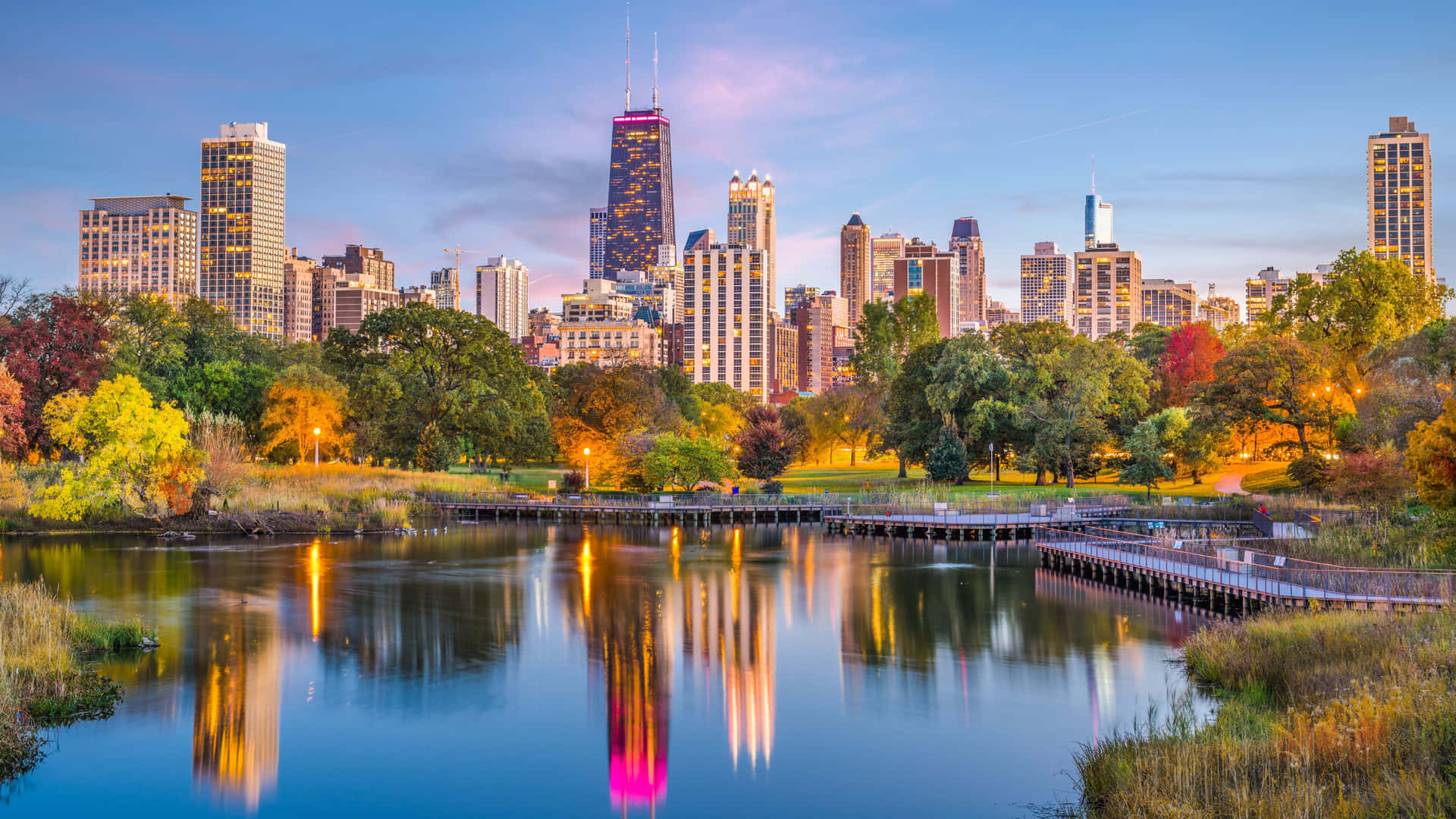 Deglittrande Ljusen Från Chicagos Skyline, Som Speglar Sig I Vattnet Från Lake Michigan. Wallpaper