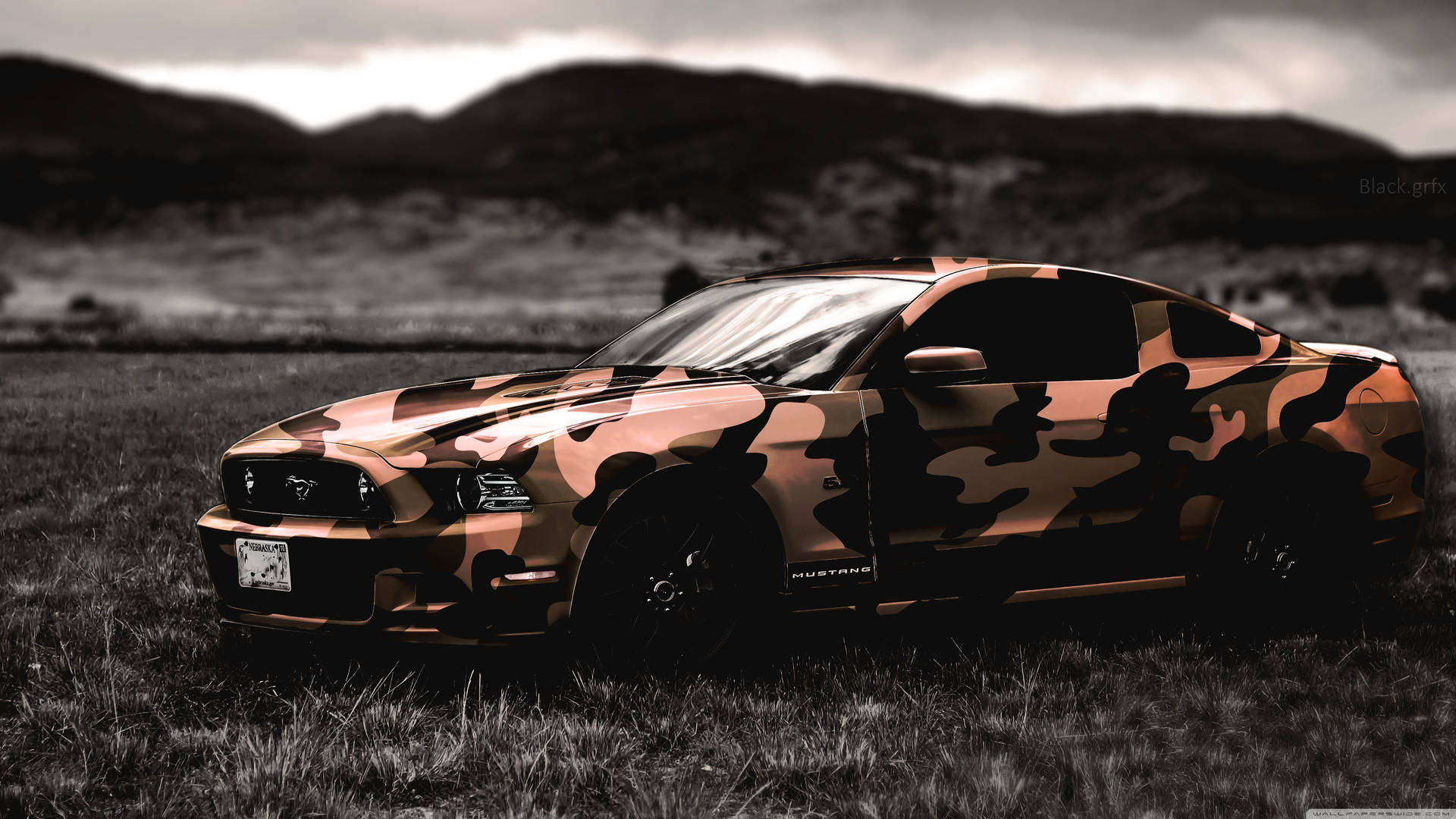 4K Ultra HD Mustang Camouflage Besætning med en mørk baggrund Wallpaper