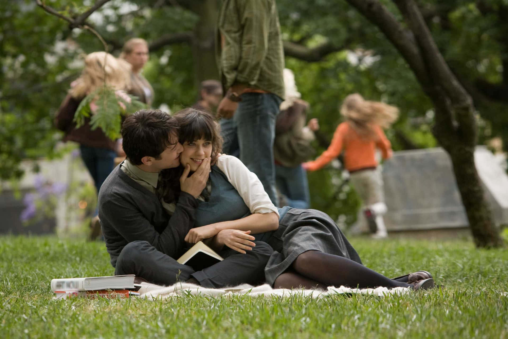 Einpaar, Das Sich Im Park Küsst, Umgeben Von Menschen