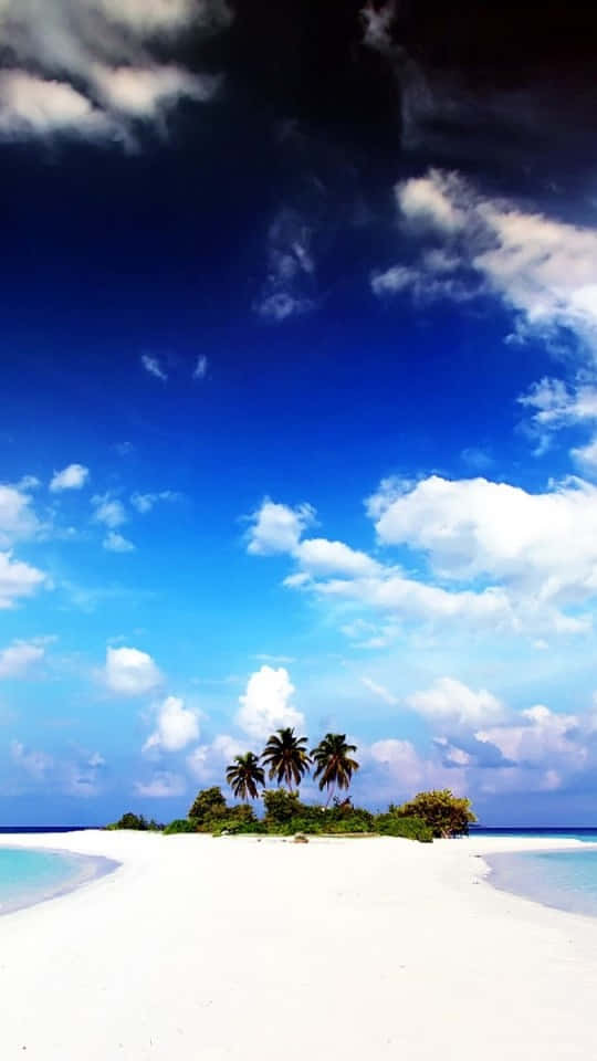 Unaescena Calmante De Un Lago Reflejando Un Cielo Azul. Fondo de pantalla